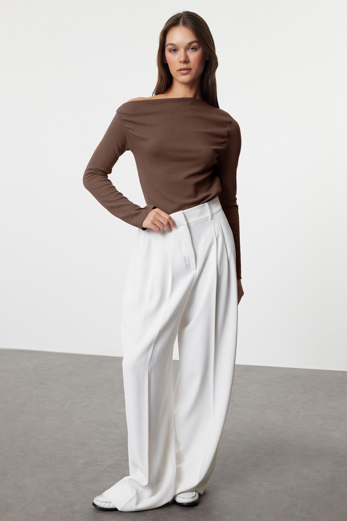 Trendyol Collection Brązowa bluzka dzianinowa z asymetrycznym, elastycznym długim rękawem i drapowanym dekoltem w łódkę TWOAW24BZ00393