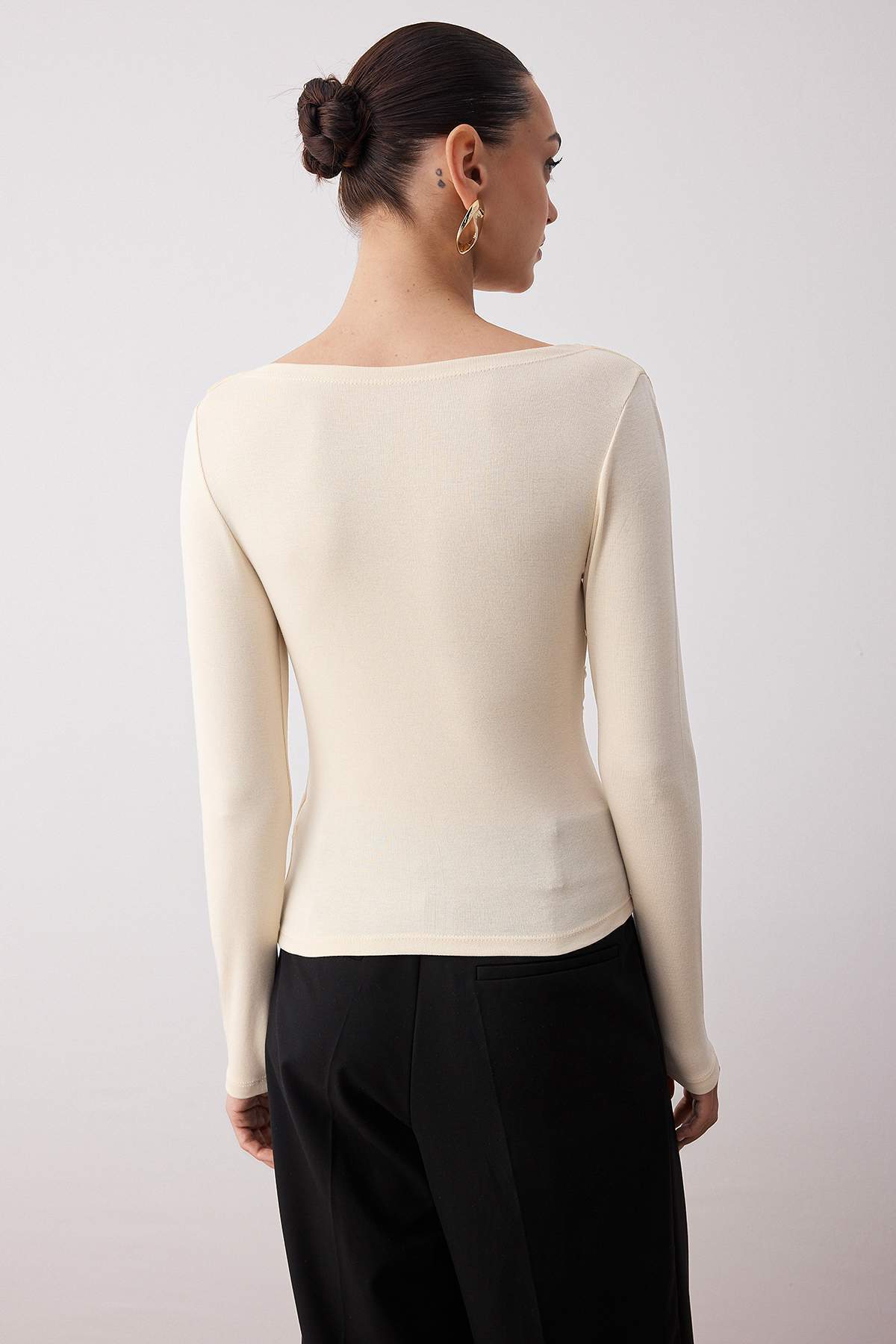 Trendyol Collection Вталена/Прилепваща по тялото асиметрична яка с детайли от мека материя, гъвкава плетена блуза TWOAW26BZ00088