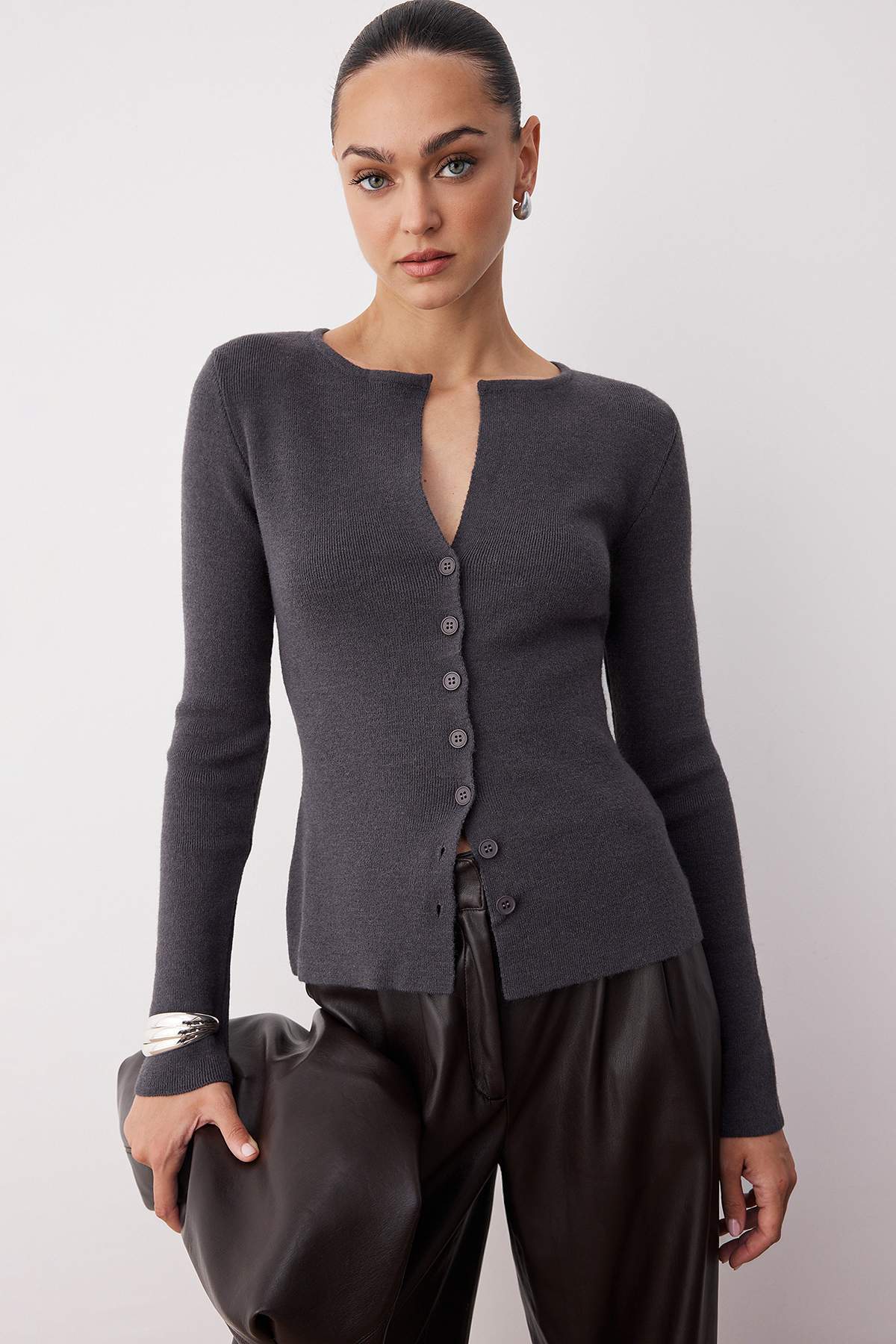 Trendyolmilla  Antrasit Premium İplik/Özel İplik Fitted/Vücuda Oturan Yünlü Triko Hırka TWOAW26HI00046