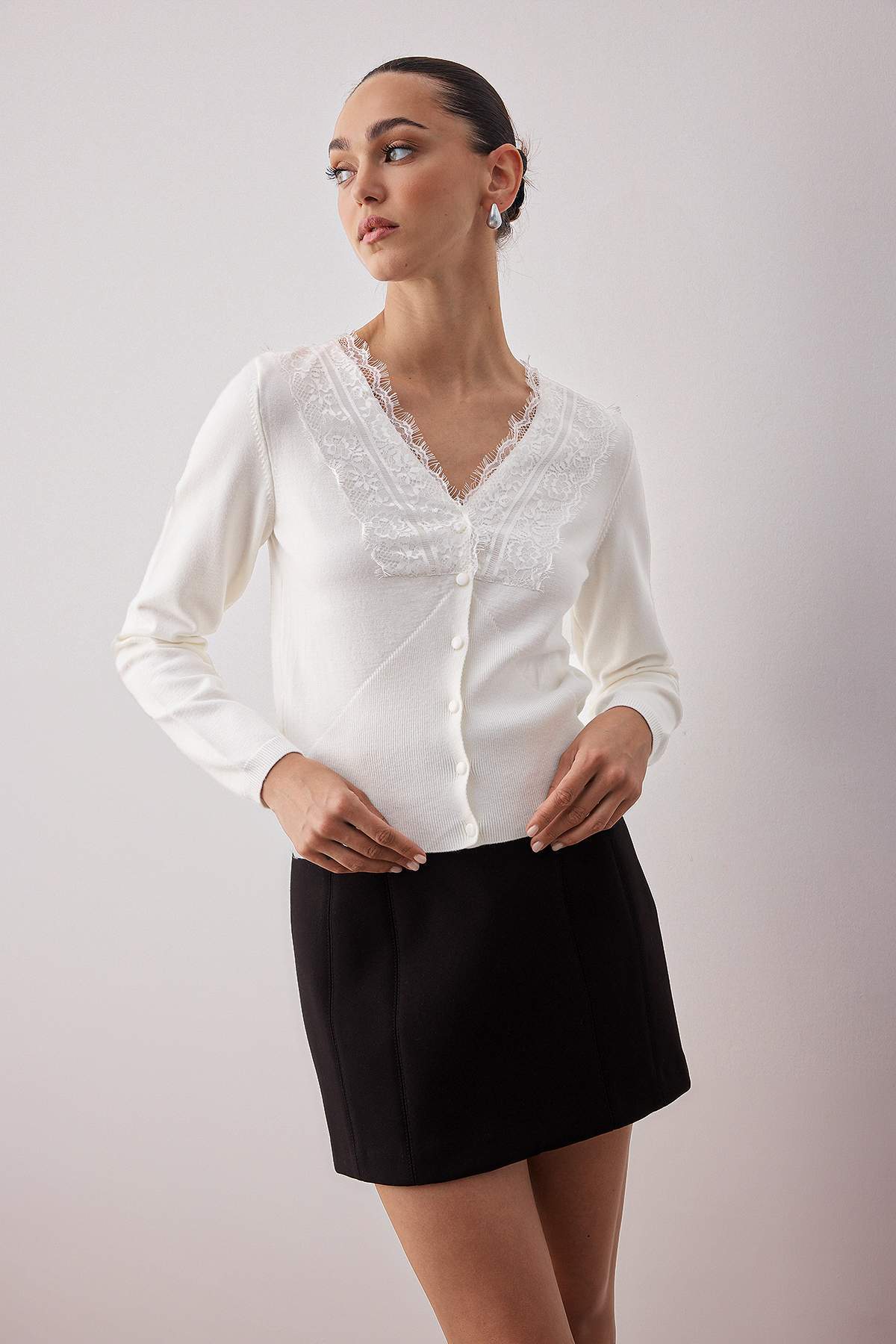 Trendyolmilla  Ekru Crop Dantel Garnili V Yaka Premium/Özel İplik Triko Hırka TWOAW26HI00026 - Görsel 2