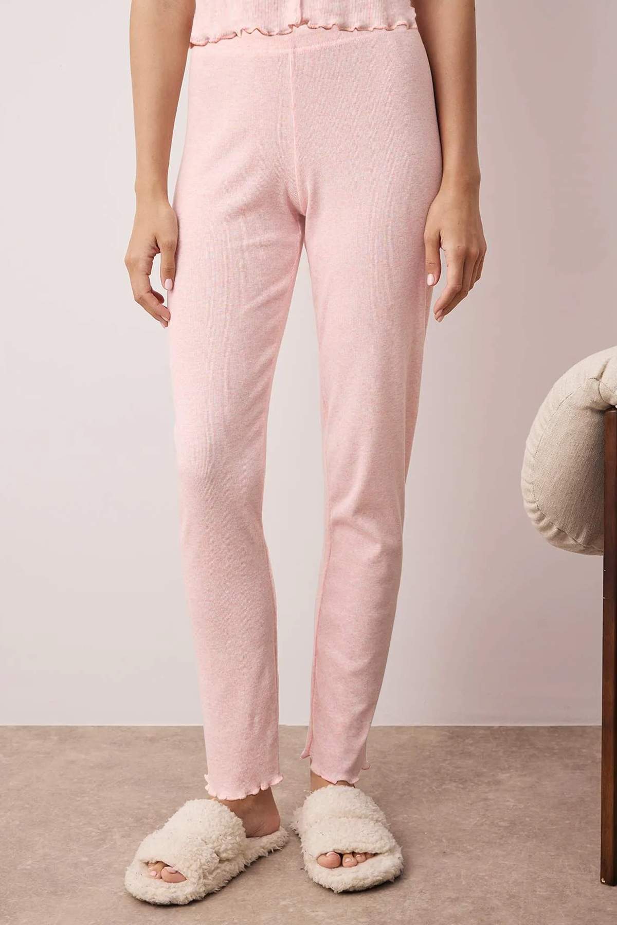 Trendyolmilla  Pembe Yaka ve Baby Overlok Detaylı Çiçek Aksesuarlı Fitilli Örme Pijama Takımı THMAW26PT00068 - Görsel 4