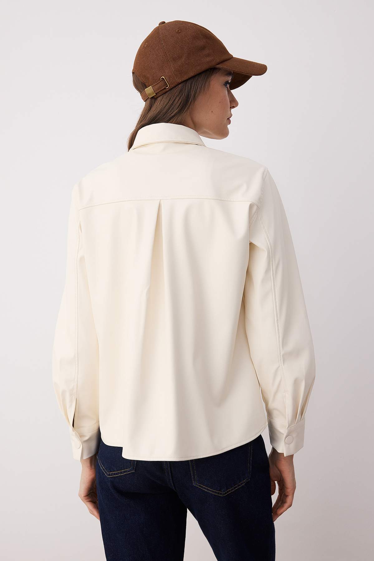 Trendyolmilla  Ekru Regular Kalıp Suni Deri Gömlek TWOAW26GO00028 - Görsel 4