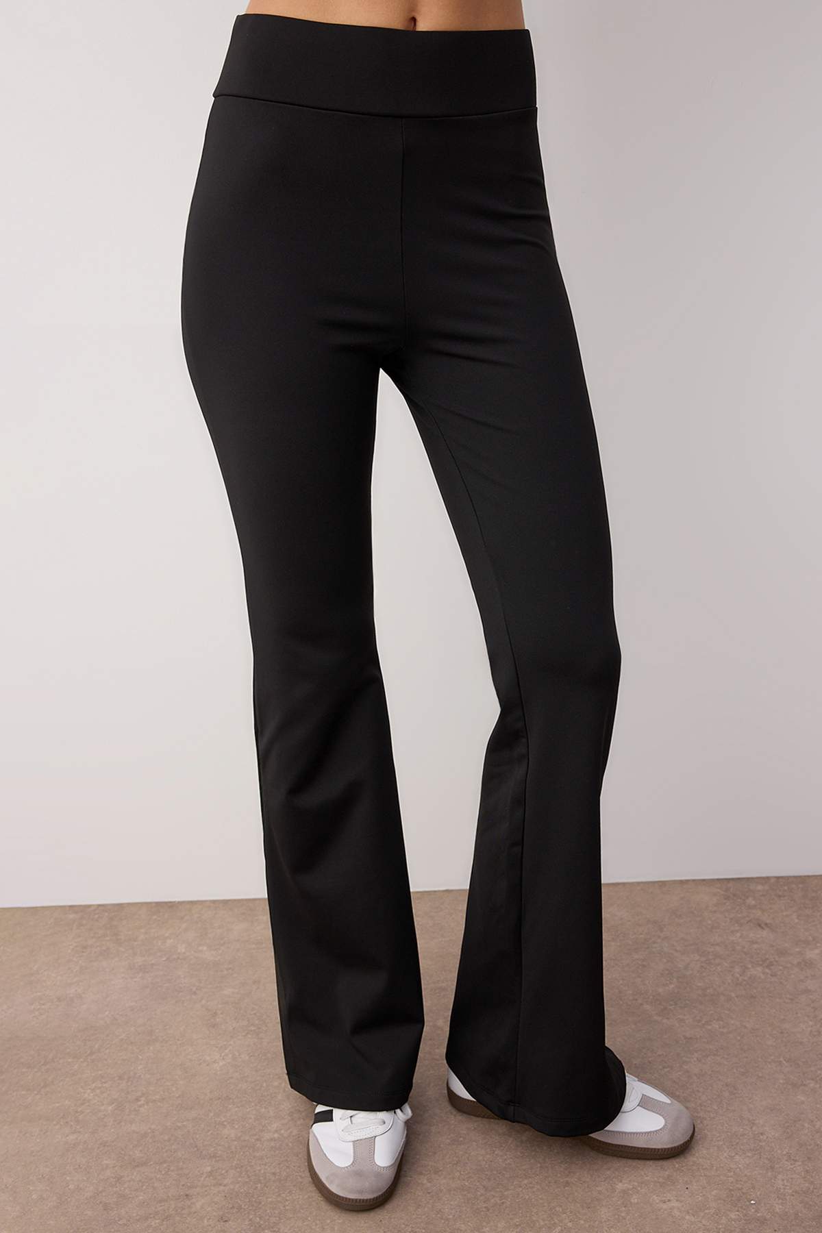 Trendyolmilla  Siyah Reglan Kol Relaxed Üst Flare/ispanyol Paça Alt Esnek Örme Alt - Üst Takım TWOAW26AU00039 - Görsel 3