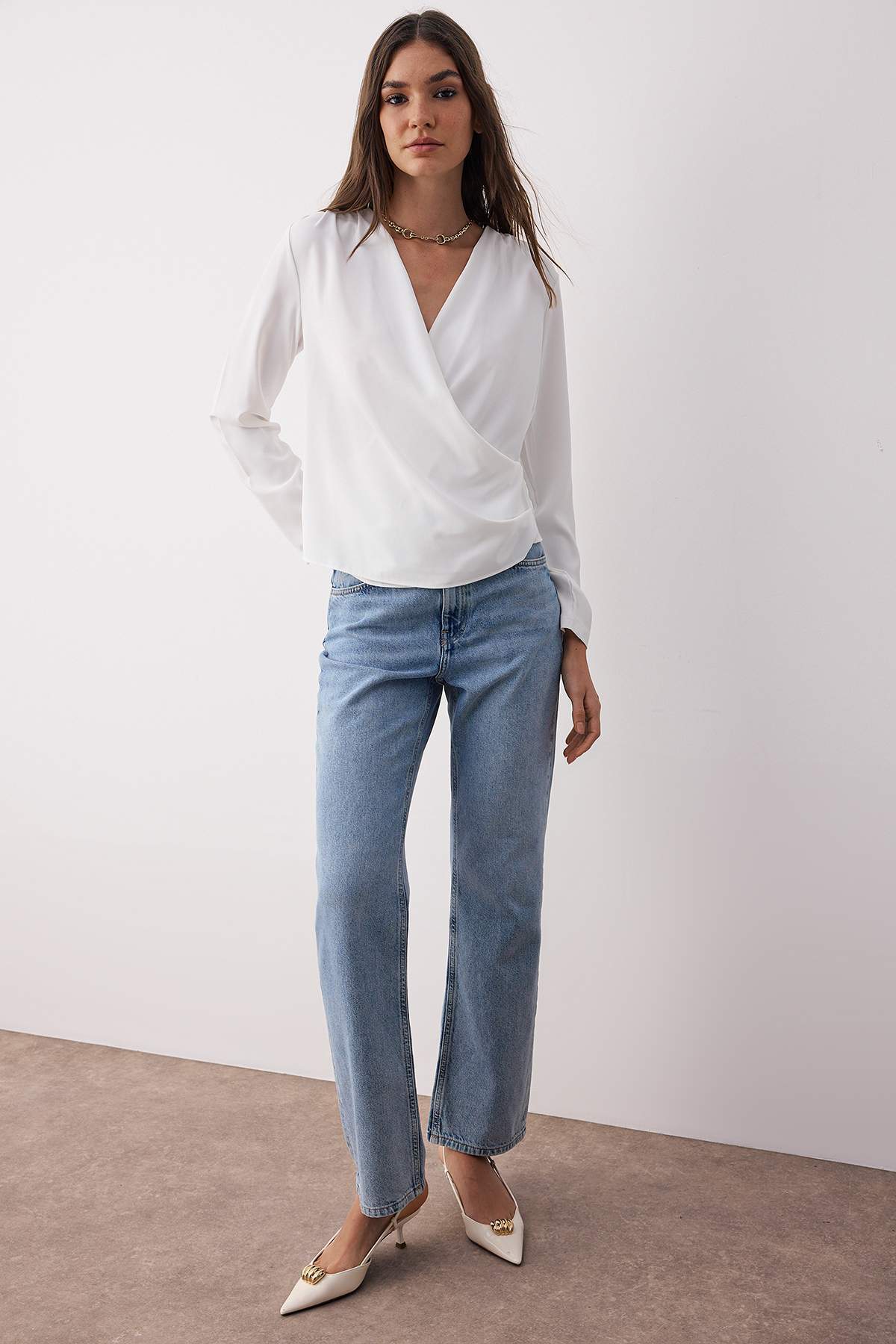 Trendyol Collection-Ecru Zweireihige Satin-Webbluse TWOAW24BZ00423 2