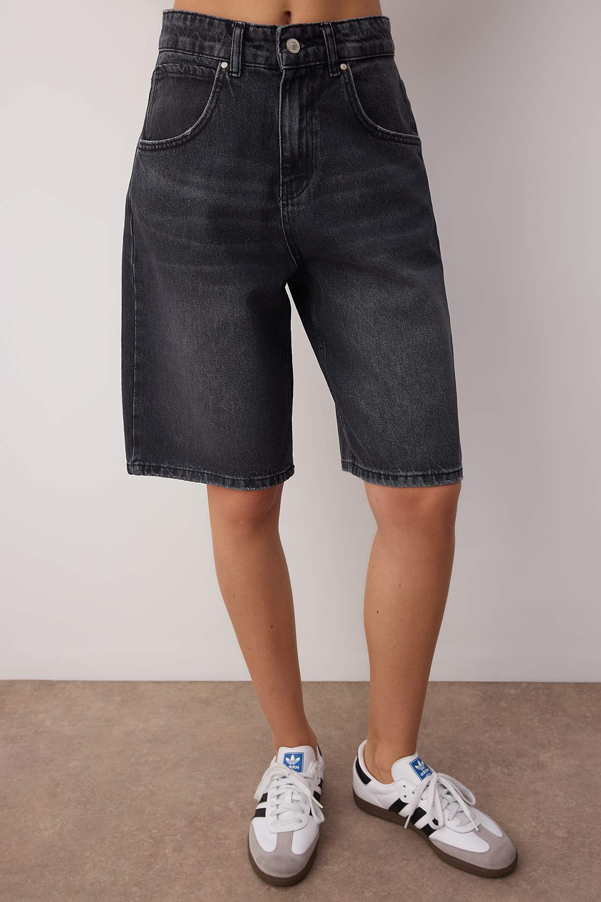Trendyolmilla  Siyah Soluk Efekt Vintage Normal Bel Denim Jorts Bermuda TWOSS25SR00150 - Görsel 3