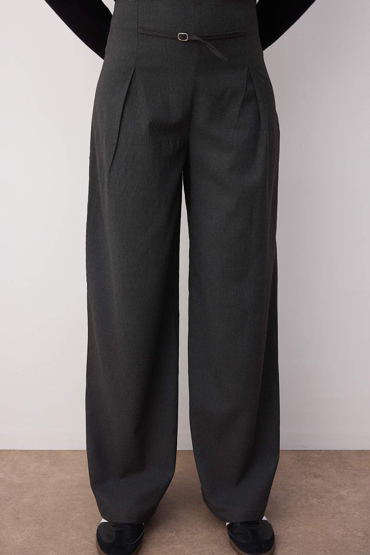 Trendyolmilla  Antrasit Ufak Kemer Tokalı Wide Leg/Geniş Paça Pantolon TWOAW26PL00011 - Görsel 3