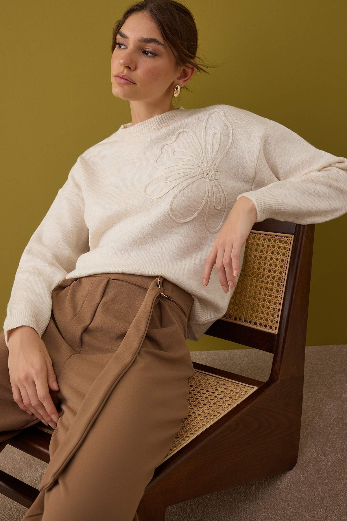 Trendyol Collection Steinweicher, strukturierter Strickpullover mit Blumenmuster TWOAW26KZ00110