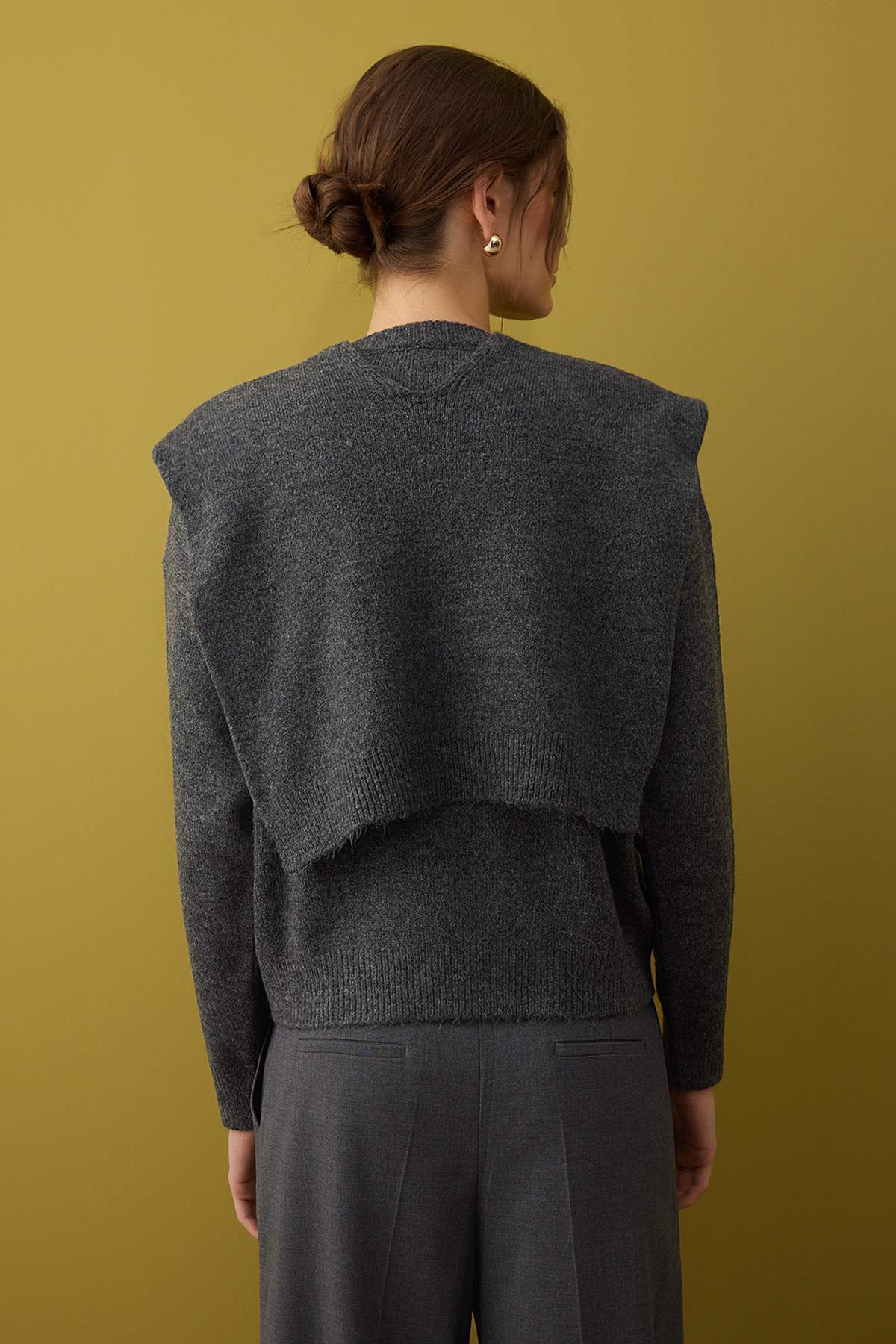 Trendyolmilla  Antrasit Yumuşak Dokulu Geniş Kalıp Şal Detaylı Triko Kazak TWOAW26KZ00166 - Görsel 4