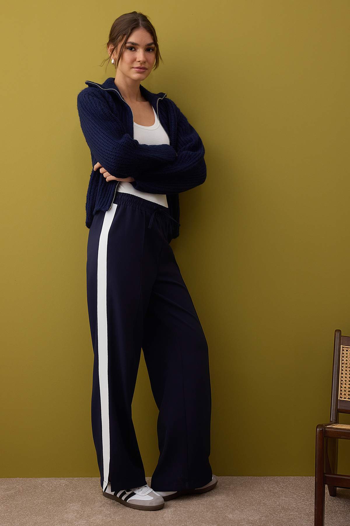 Trendyolmilla  Lacivert Beli Lastikli Wide Leg/Geniş Paça Yanı Şeritli Kumaş Pantolon TWOAW26PL00042 - Görsel 2