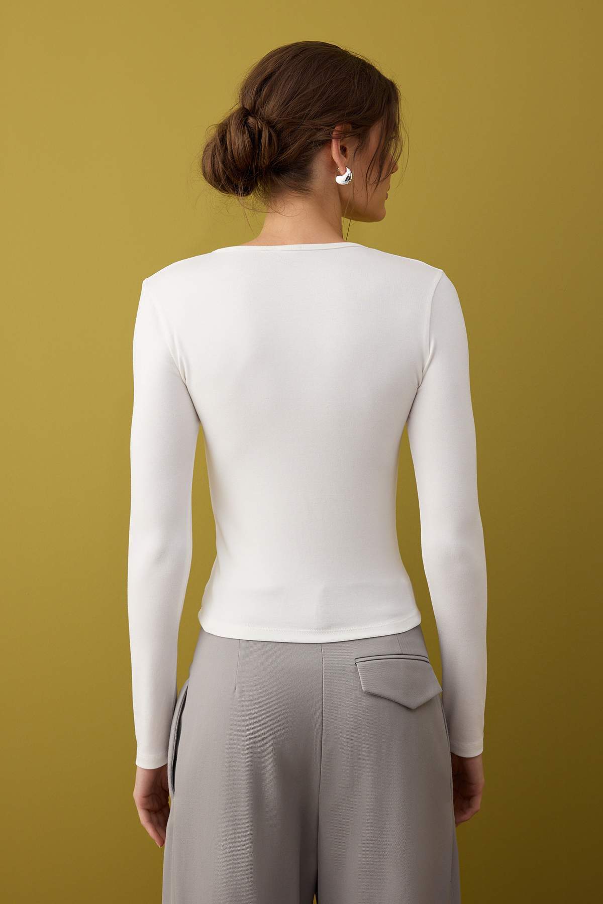 Trendyolmilla  Ekru Fitted/Vücuda Oturan Bisiklet Yaka Düğmeli Örme Bluz TWOAW26BZ00140 - Görsel 4