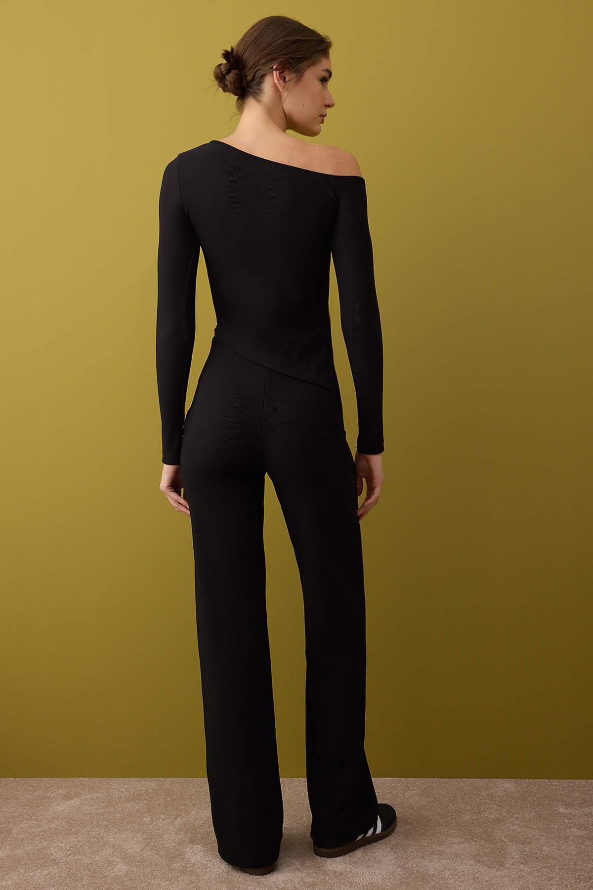 Trendyolmilla  Siyah Asimetrik Yaka Vücuda Oturan Esnek Örme Alt - Üst Takım TWOAW26AU00056 - Görsel 4