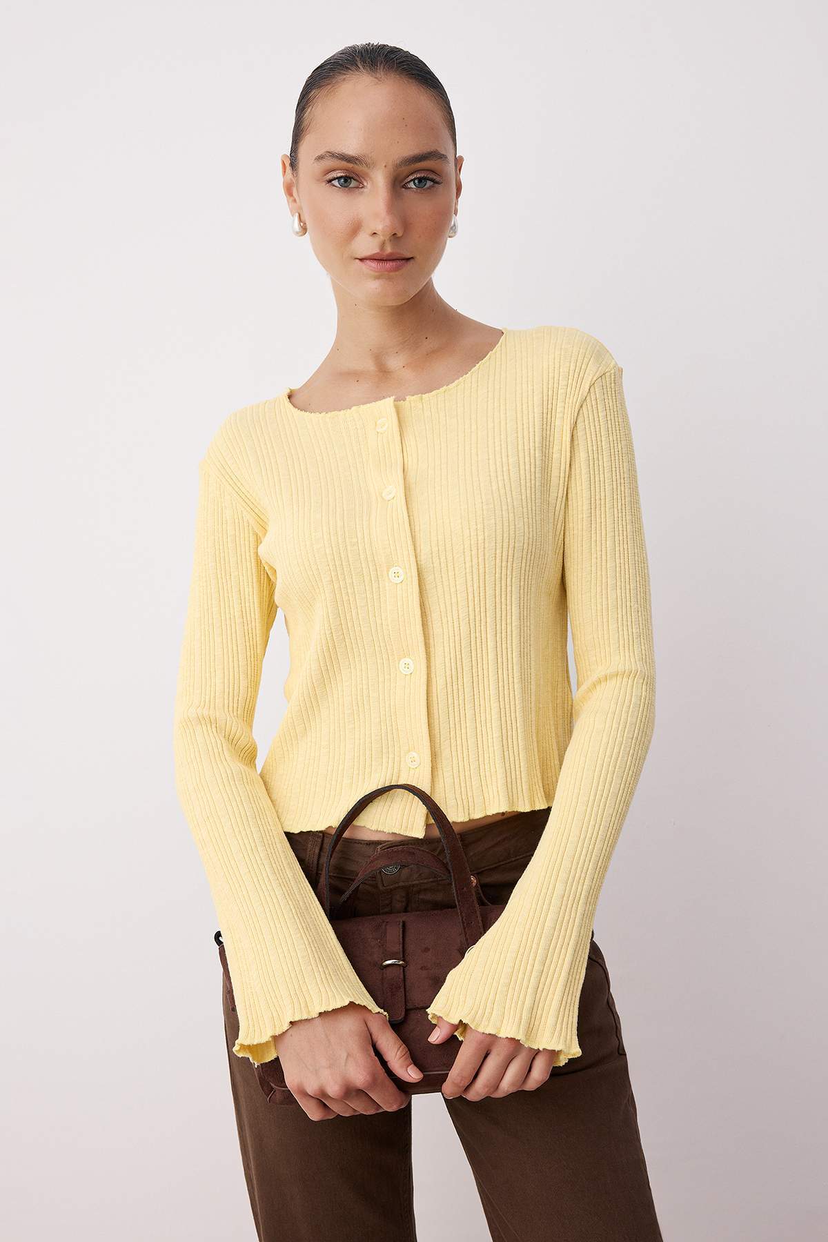 Trendyol Collection Hellgelbe, figurbetonte, elastische Jacquard-Strickbluse mit Knopfleiste TWOAW26BZ00046