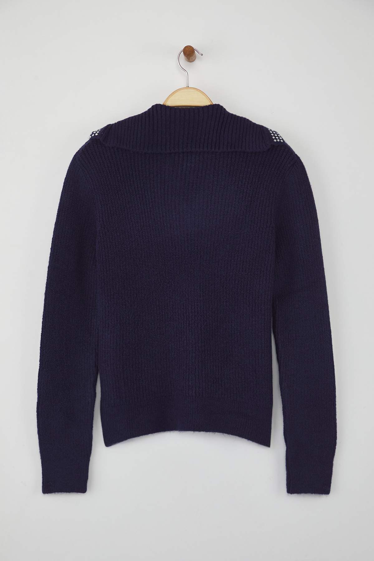 Trendyolmilla  Lacivert Yumuşak Dokulu Taşlı Yaka Detaylı Triko Kazak TWOAW26KZ00035 - Görsel 6