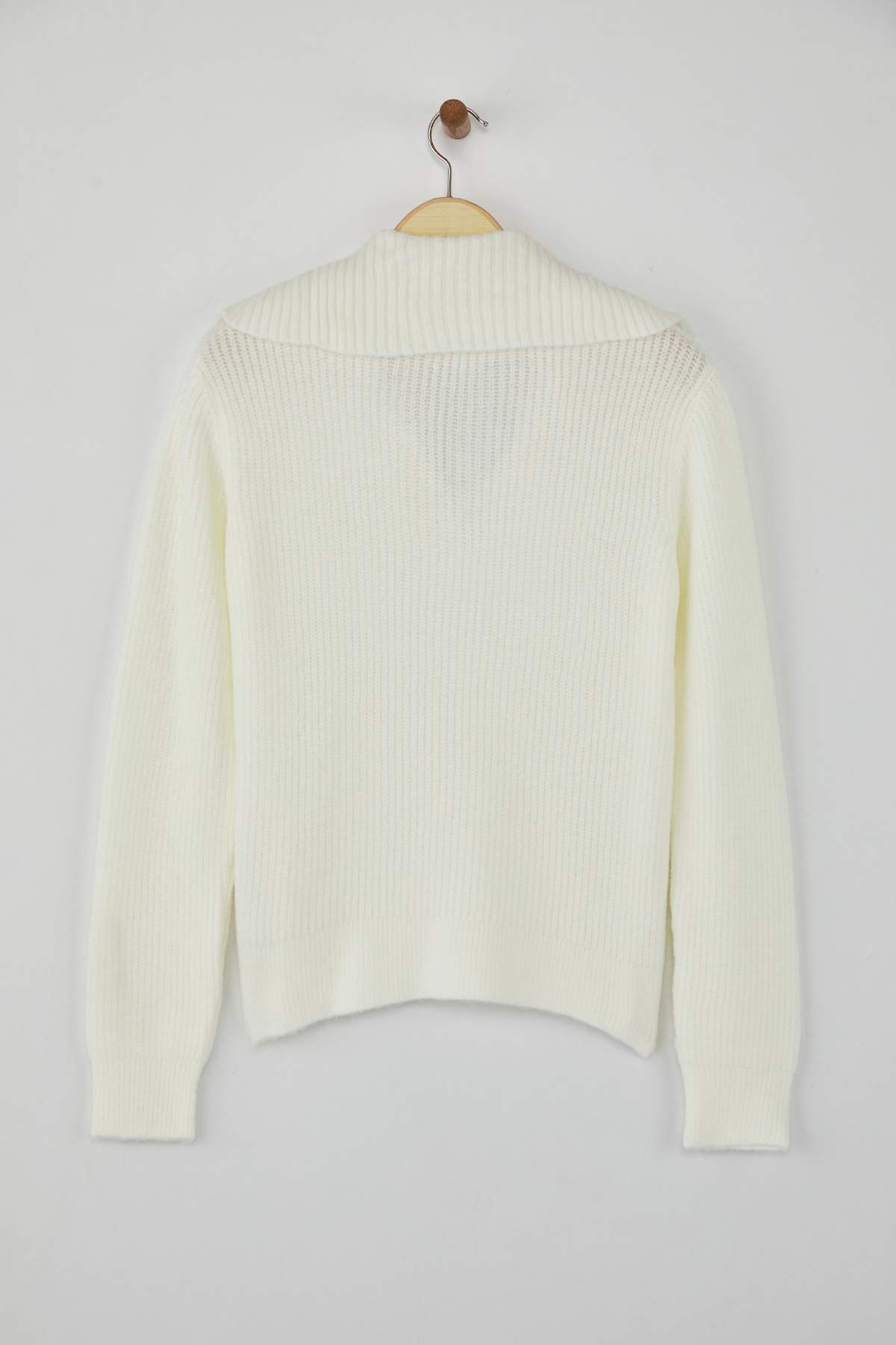 Trendyolmilla  Ekru Yumuşak Dokulu Taşlı Yaka Detaylı Triko Kazak TWOAW26KZ00035 - Görsel 6