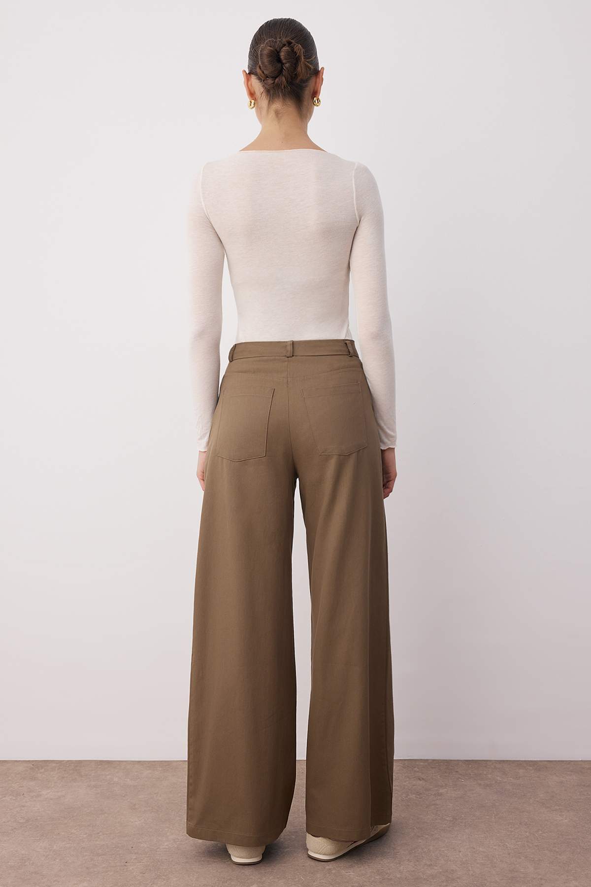 Trendyolmilla  Kahverengi İnce Dökümlü Yumuşak Tuşeli %100 Pamuk Wide Leg/Geniş Paça Pantolon TWOAW26PL00010 - Görsel 4