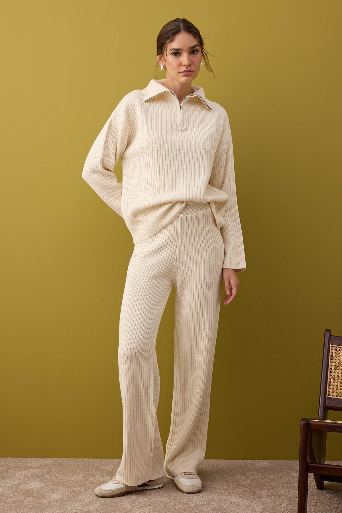 Trendyolmilla  Ekru Basic Fermuarlı Kazak-Pantolon Triko Alt - Üst Takım TWOAW26AU00020 - Görsel 2