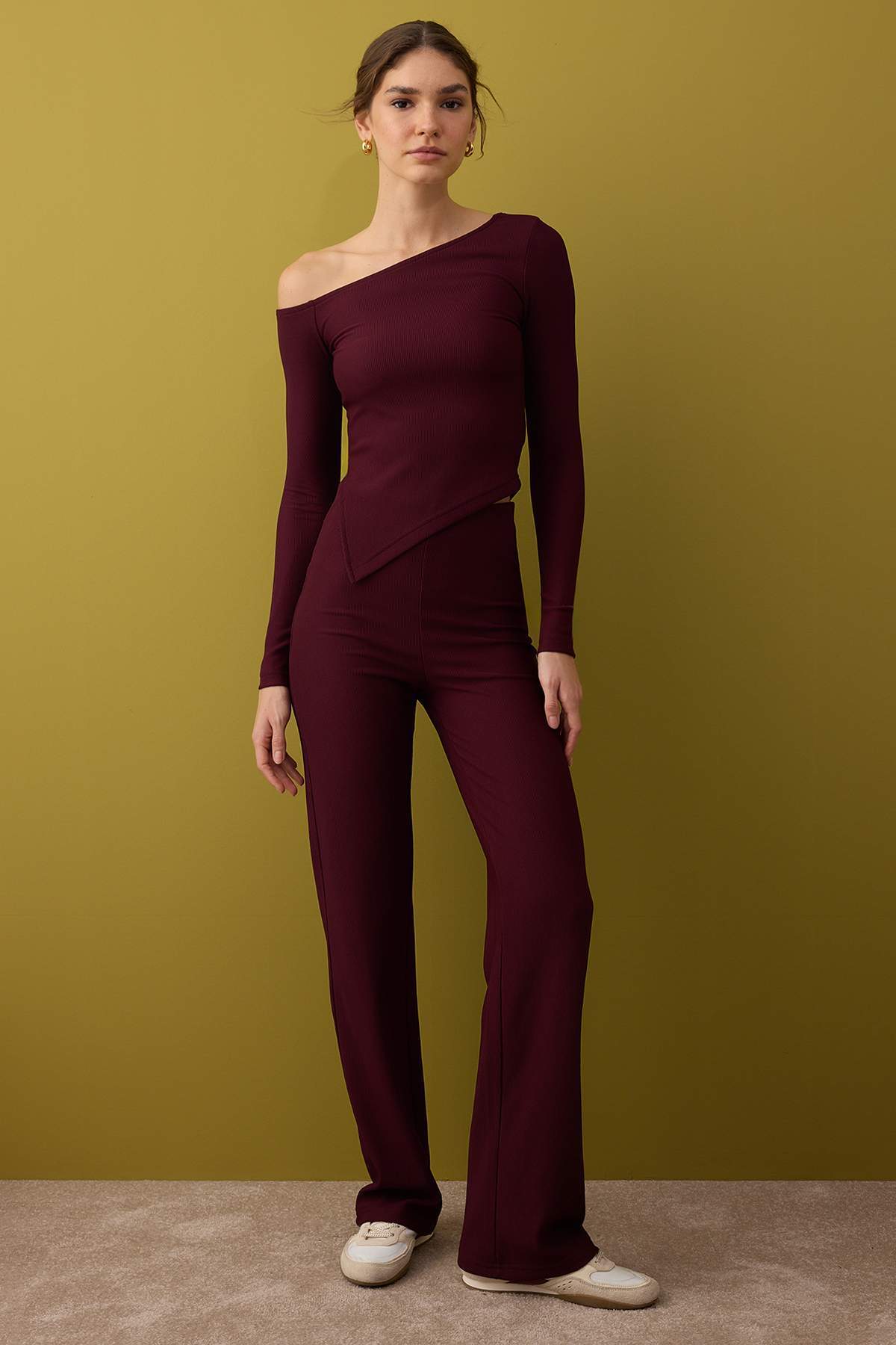 Trendyolmilla  Bordo Asimetrik Yaka Omzu Açık Vücuda Oturan Esnek Örme Alt - Üst Takım TWOAW26AU00056 - Görsel 2