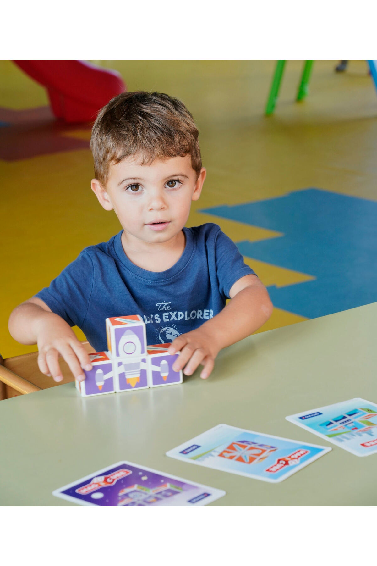 مکعب حمل‌ونقل چاپ‌شده مجیکوب همراه با مکعب‌های مغناطیسی و کارت‌ها، ۷ تکه