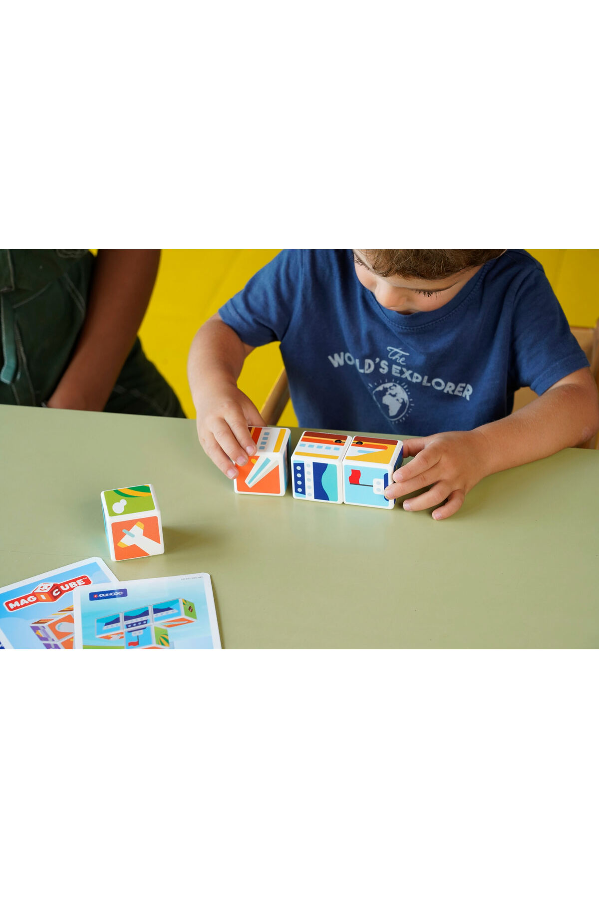 مکعب حمل‌ونقل چاپ‌شده مجیکوب همراه با مکعب‌های مغناطیسی و کارت‌ها، ۷ تکه
