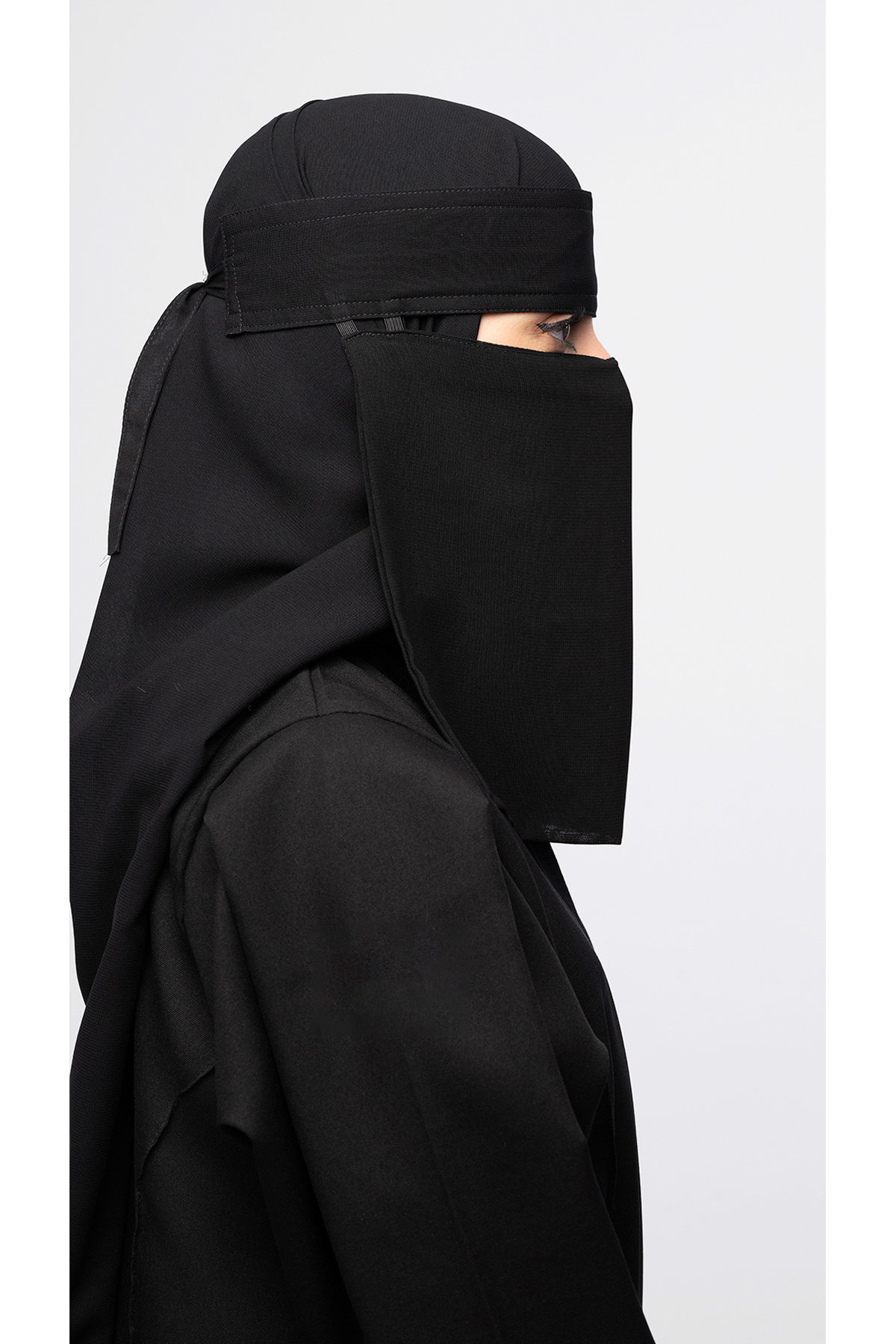 outline نقاب نسائي أسود بسيرين من الجوانب – تصميم محتشم وأنيق