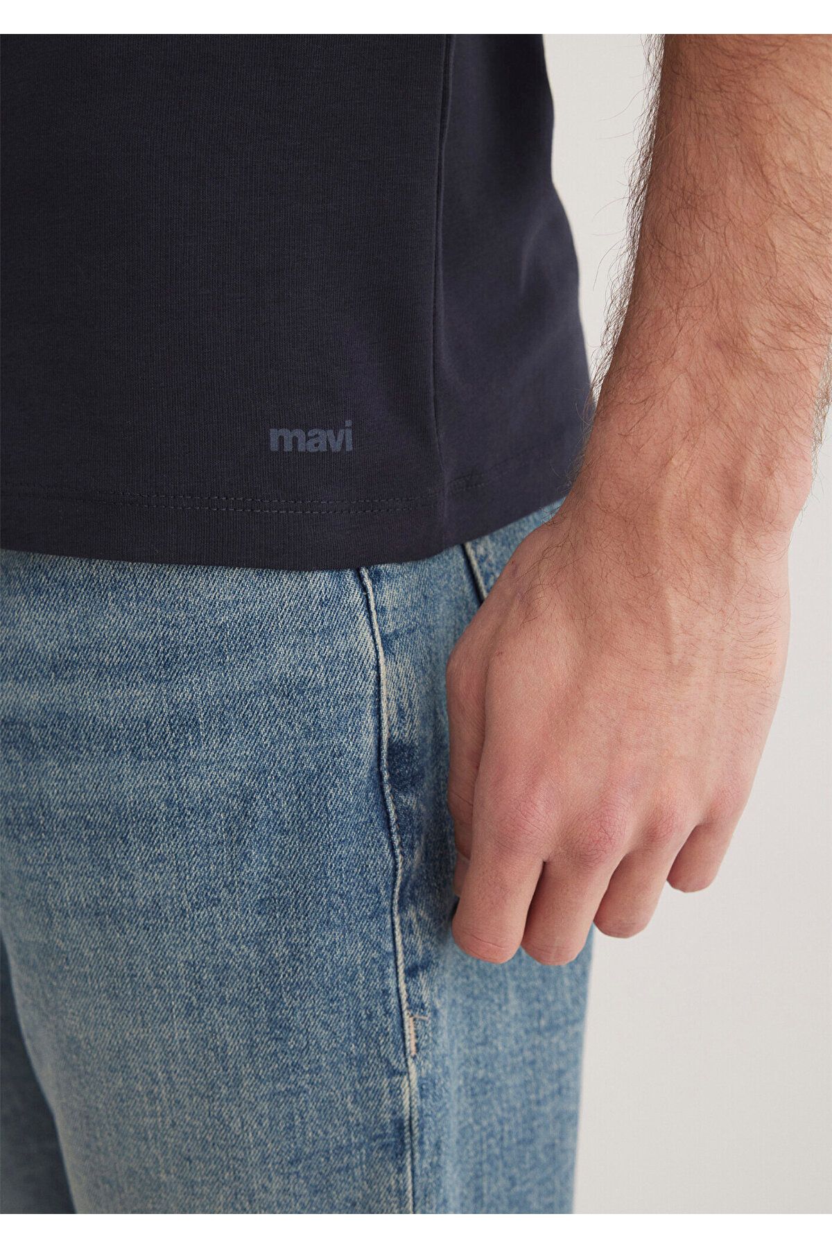 Mavi-Tricou elastic cu decolteu în V, albastru bleumarin - Croială mulat061748-17588 7
