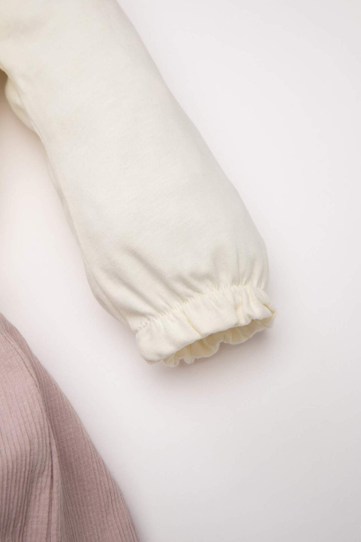 Defacto Kız Bebek 2'li Takım Bebe Yaka Uzun Kollu Tişört Düğmeli Salopet Elbise D3681A524AU fotoğrafı 4 (önizleme)