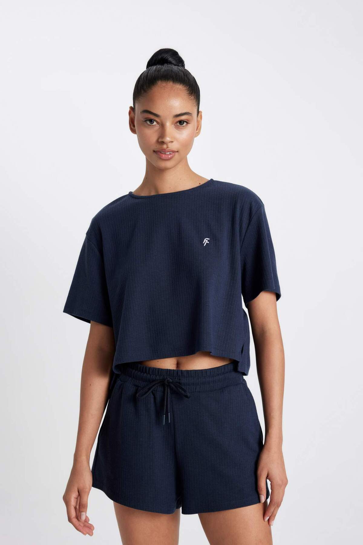DeFacto-DeFactoFit cropped fit Sportler T-Shirt mit Rundhalsausschnitt kurzarm A9916AX24SM 1