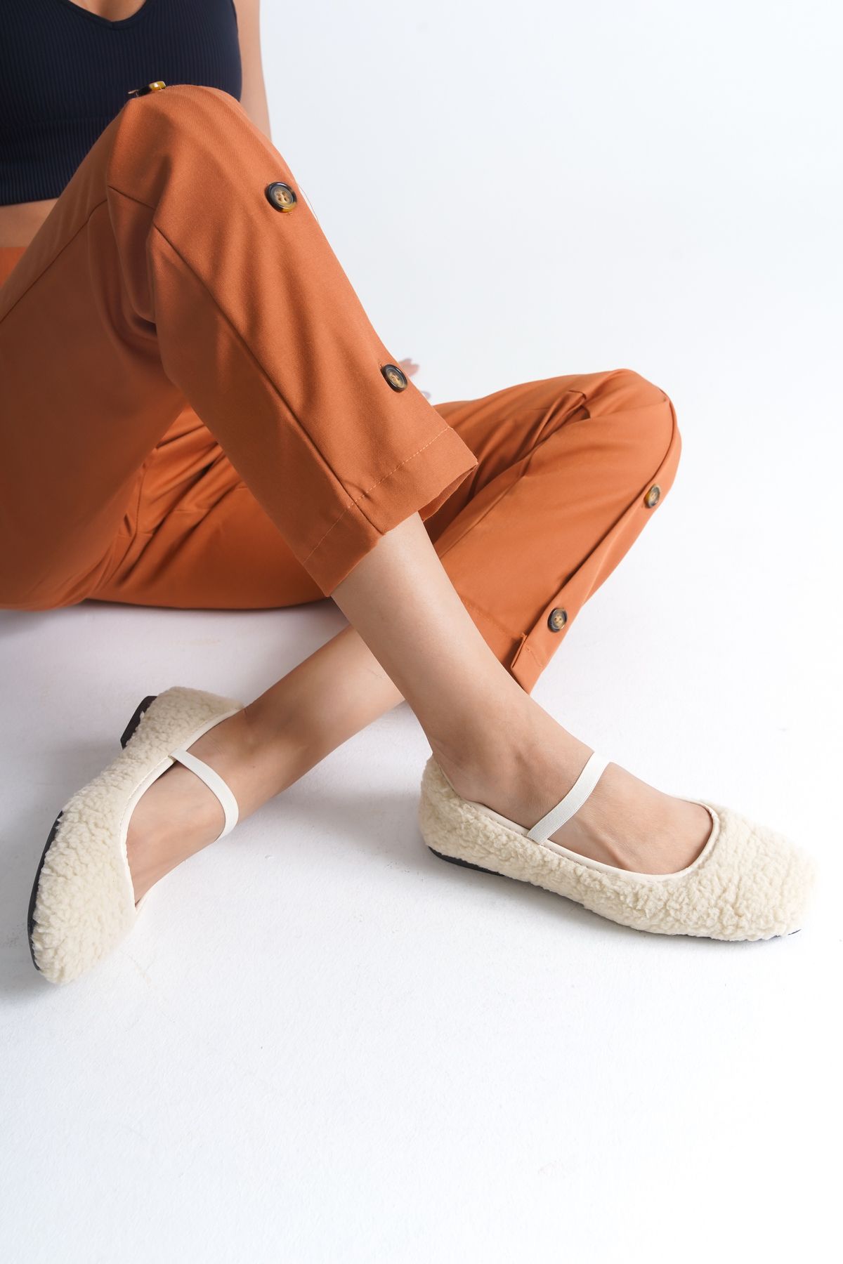 Capone Outfitters-Dámské kožešinové bílé baleríny s gumou a prošívanou podrážkou 4