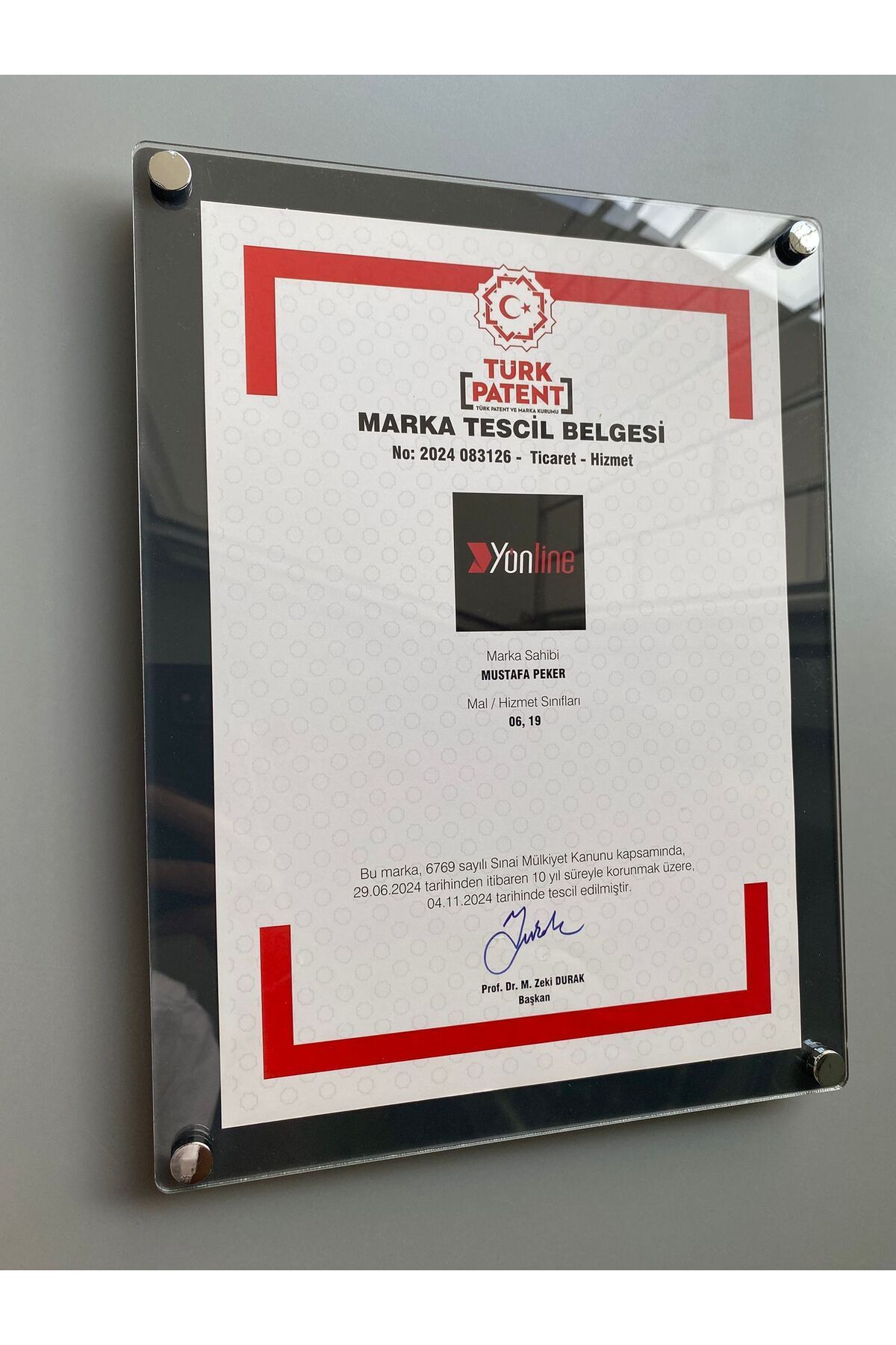 Yönline-A4 Screw Wall Mounted Document Board |   Transparent Plexiglass Foil with Anthracite Floor 1