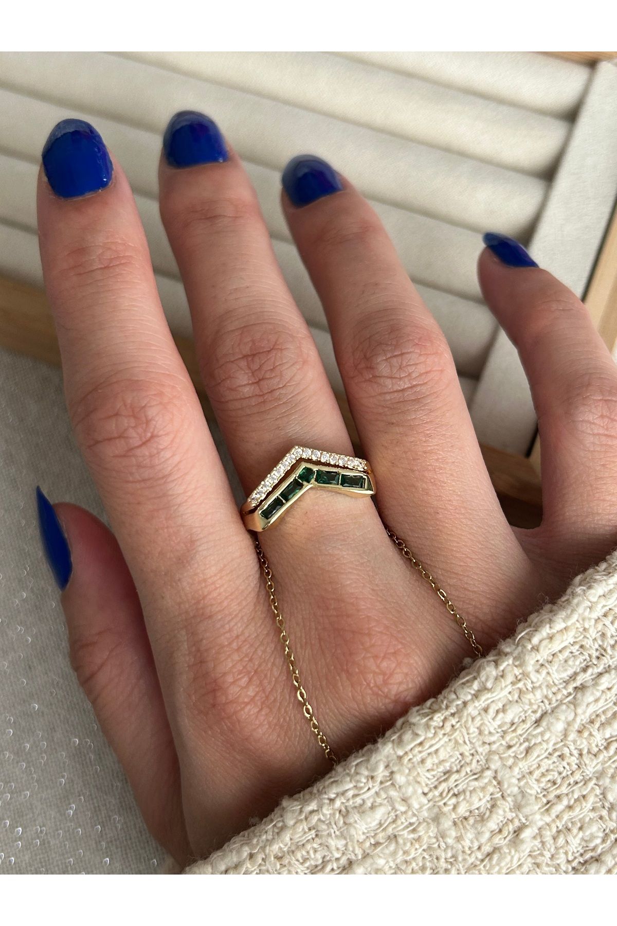 ringbox-Special Series Emerald Color Two Rows Angled Zircon Stone Ring 3