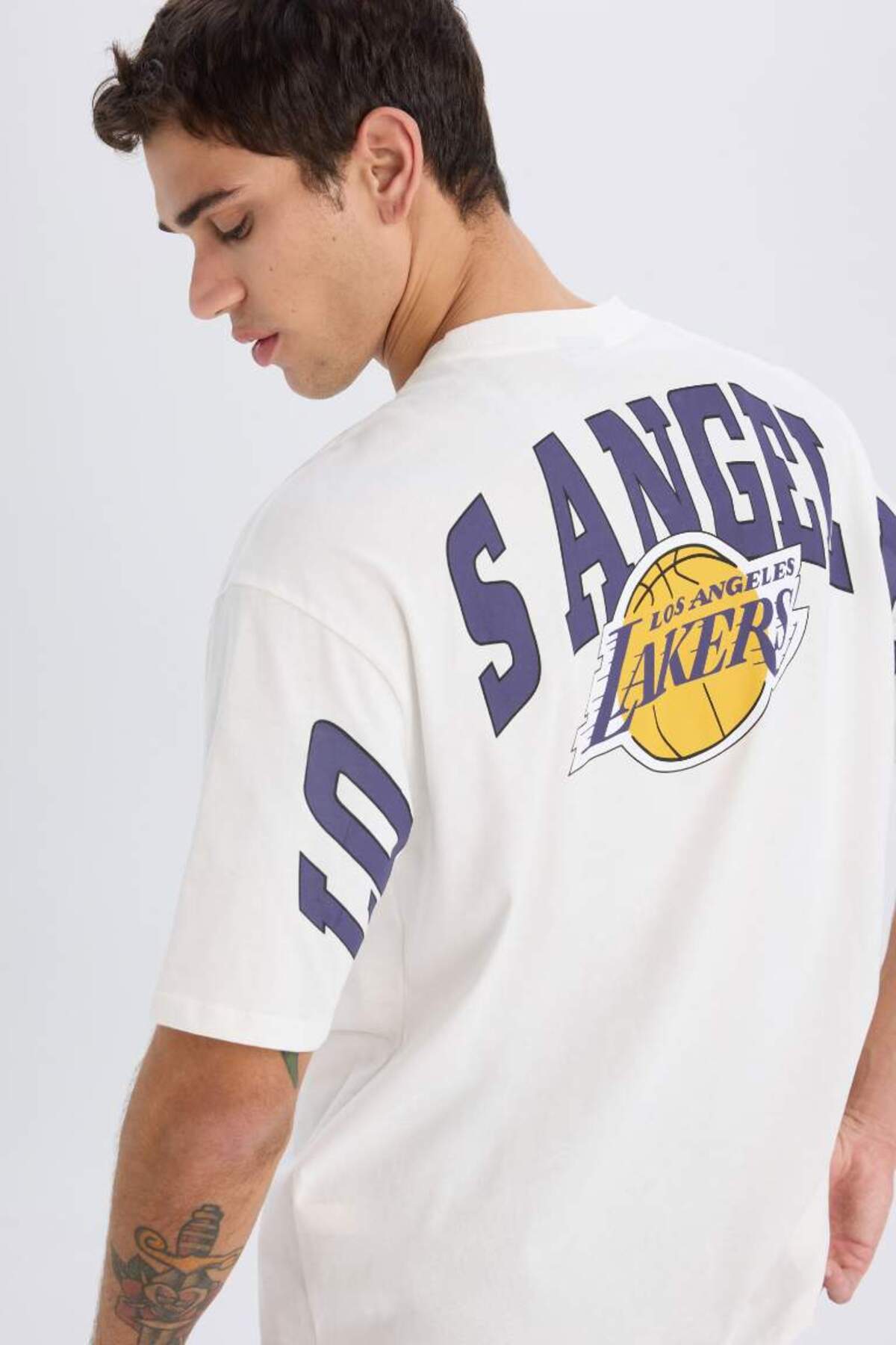 دفاکتو تی شرت آستین کوتاه DeFactoFit NBA لس آنجلس لیکرز سایز گشاد مدل B3894AX24SP