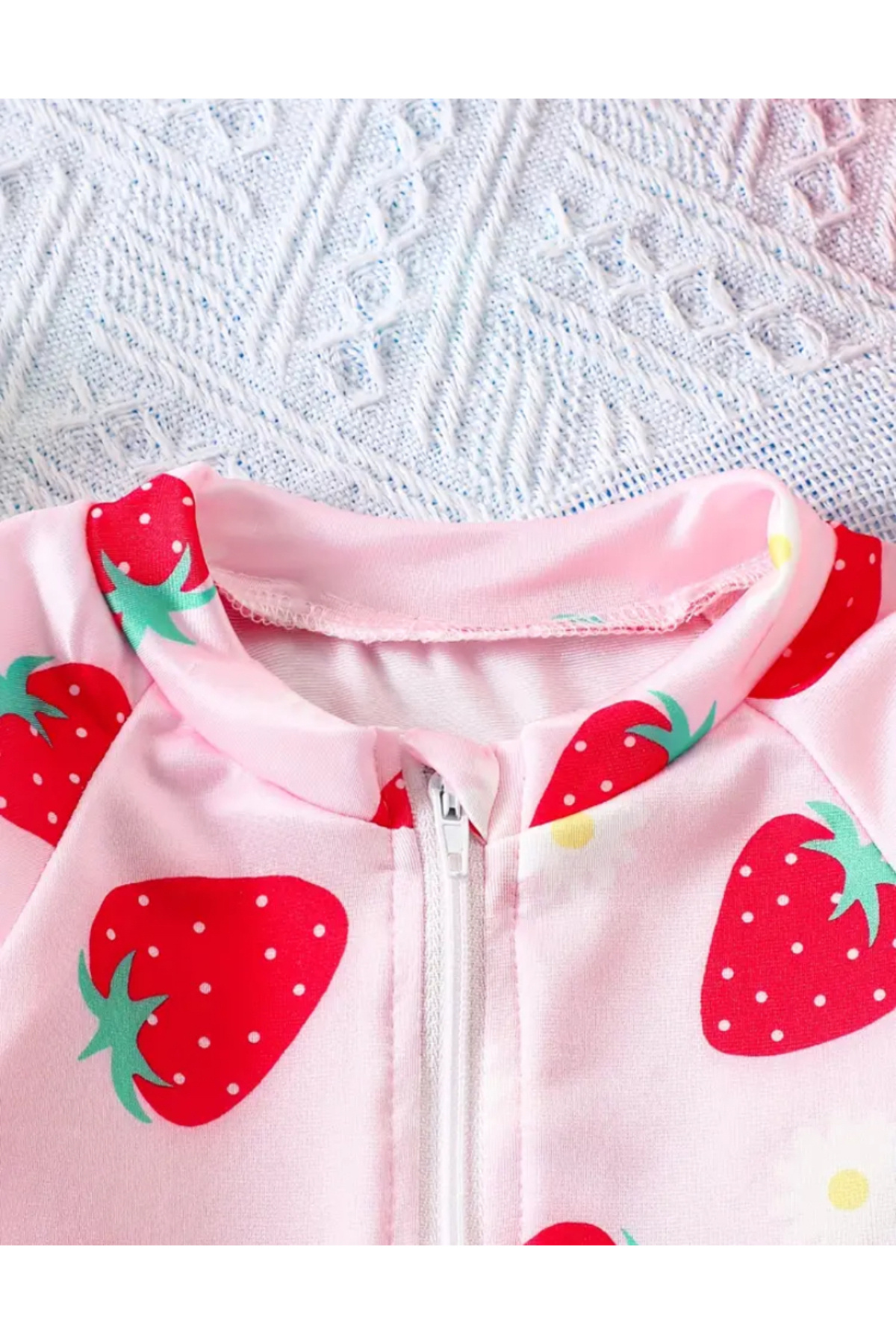 MODA Kız Çocuk Pembe Çilek Desenli Uzun Kollu Fırfırlı Fermuarlı Şapkalı Mayo Takımı fotoğrafı 3 (önizleme)