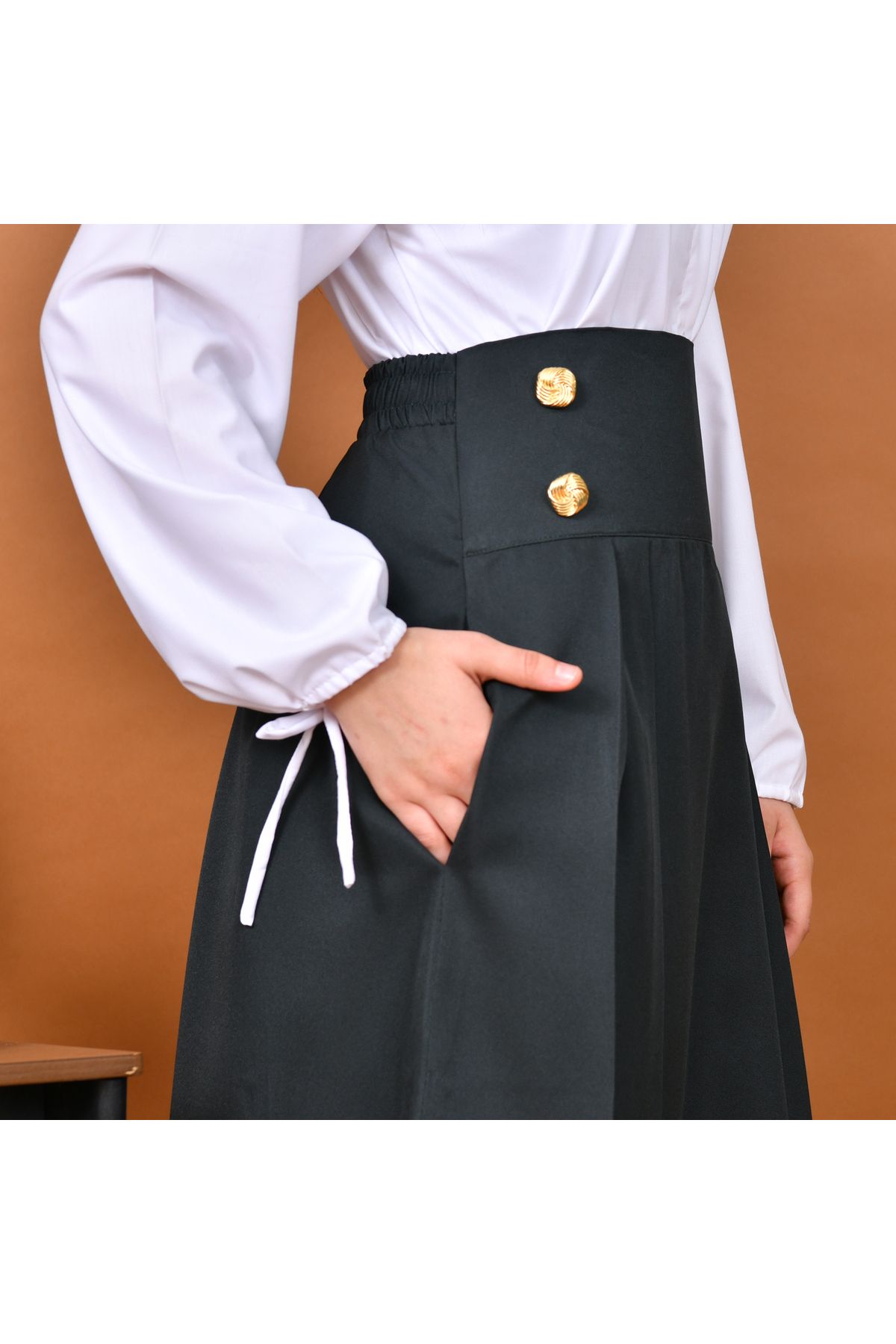 HAWRAA-Elegant pleated skirt with a high waist, decorated with gold buttons and side pockets (olive) 4