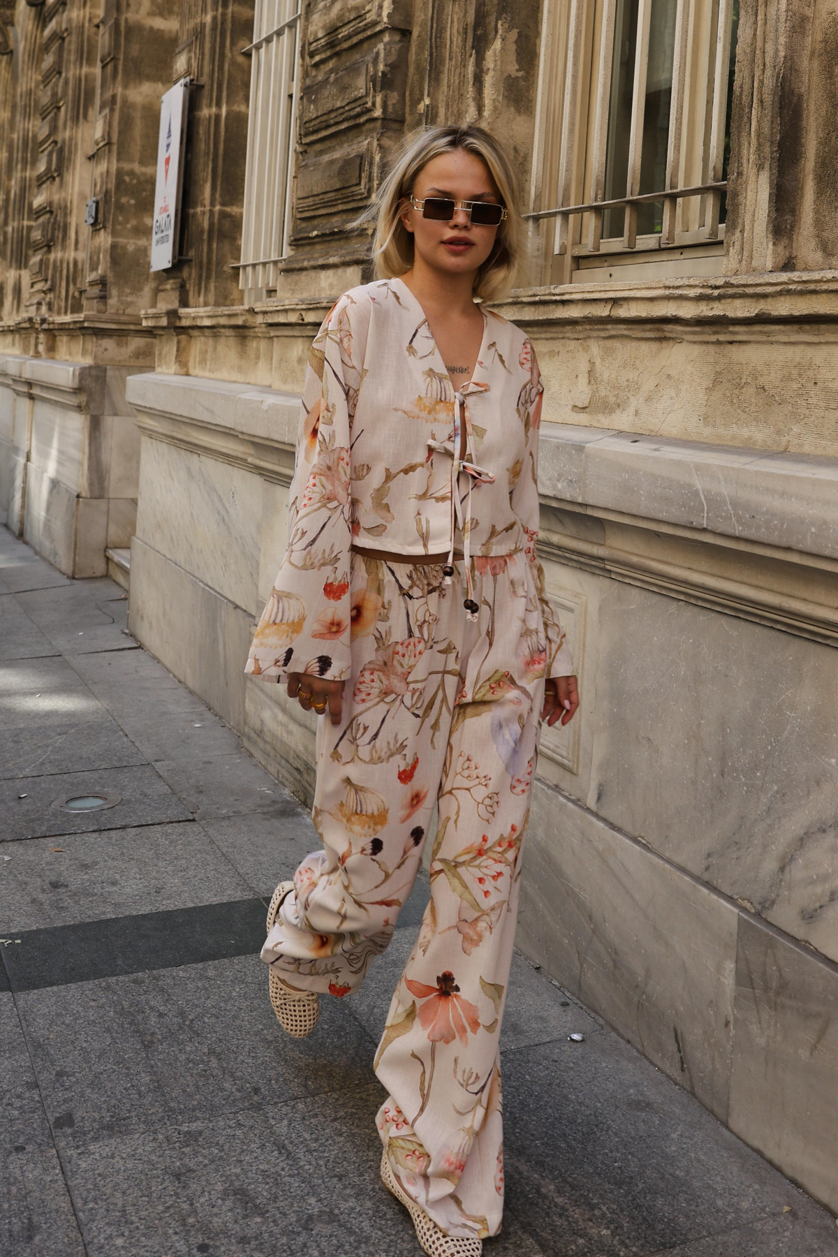 Trendyolmilla  Bej-Çok Renkli Çiçekli Bağlamalı Bluz Lastikli Pantolon Dokuma Alt - Üst Takım TWOSS25AU00125 - Görsel 3