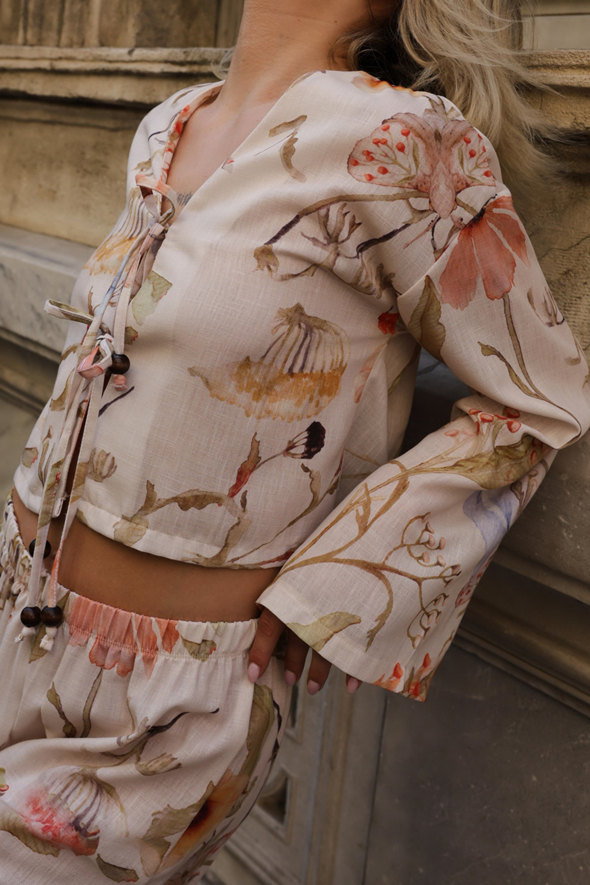 Trendyolmilla  Bej-Çok Renkli Çiçekli Bağlamalı Bluz Lastikli Pantolon Dokuma Alt - Üst Takım TWOSS25AU00125 - Görsel 4