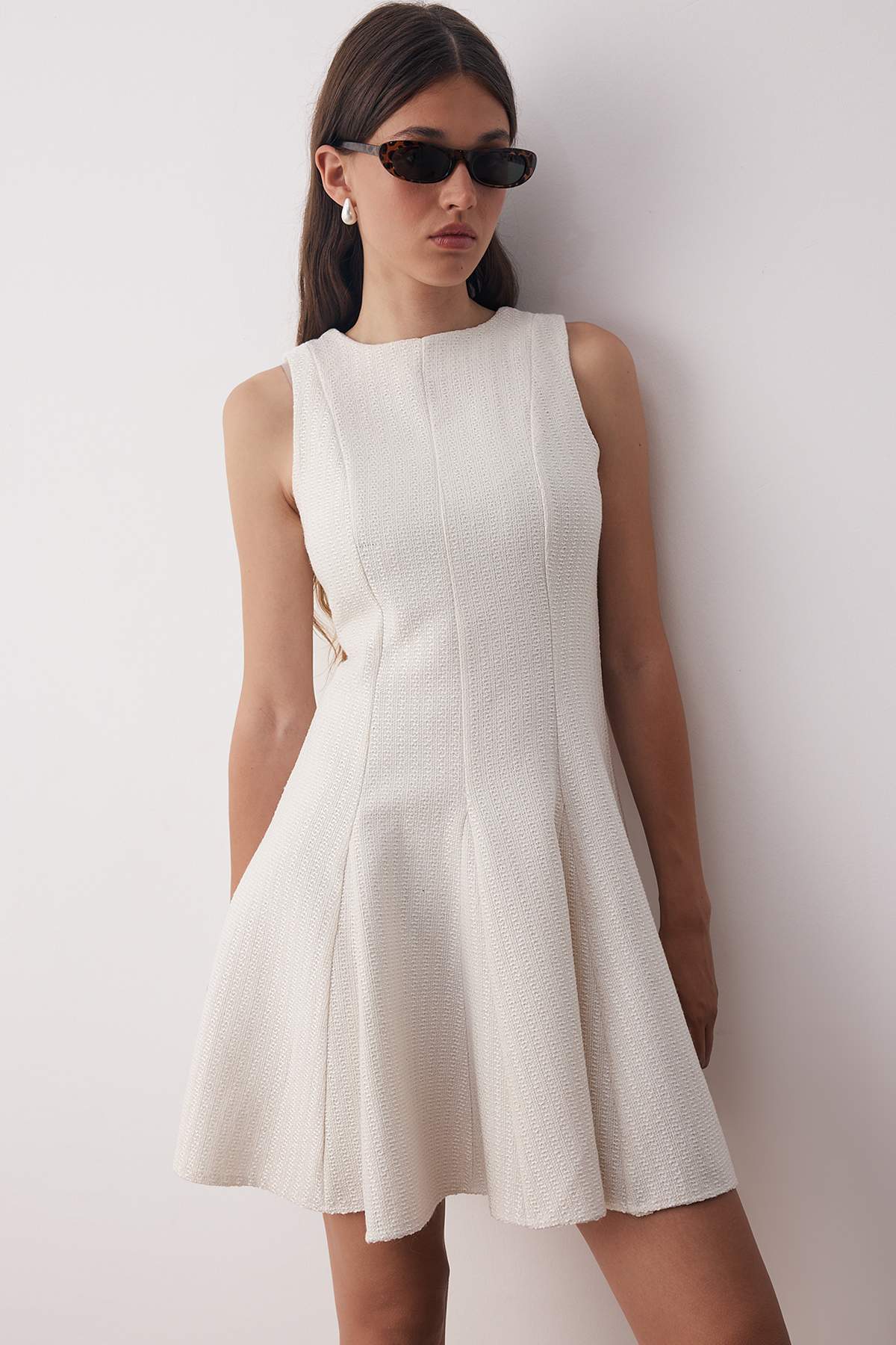 Trendyolmilla  Bej Bisiklet Yaka Tüvit Kumaş Godeli Mini Dokuma Elbise TWOAW26EL00086 - Görsel 2