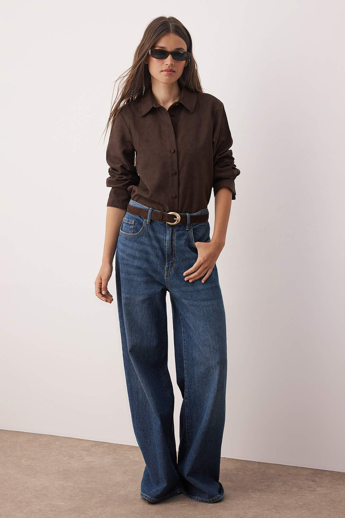 Trendyolmilla  Koyu Kahverengi Regular Fit Süet Gömlek TWOAW26GO00027 - Görsel 2