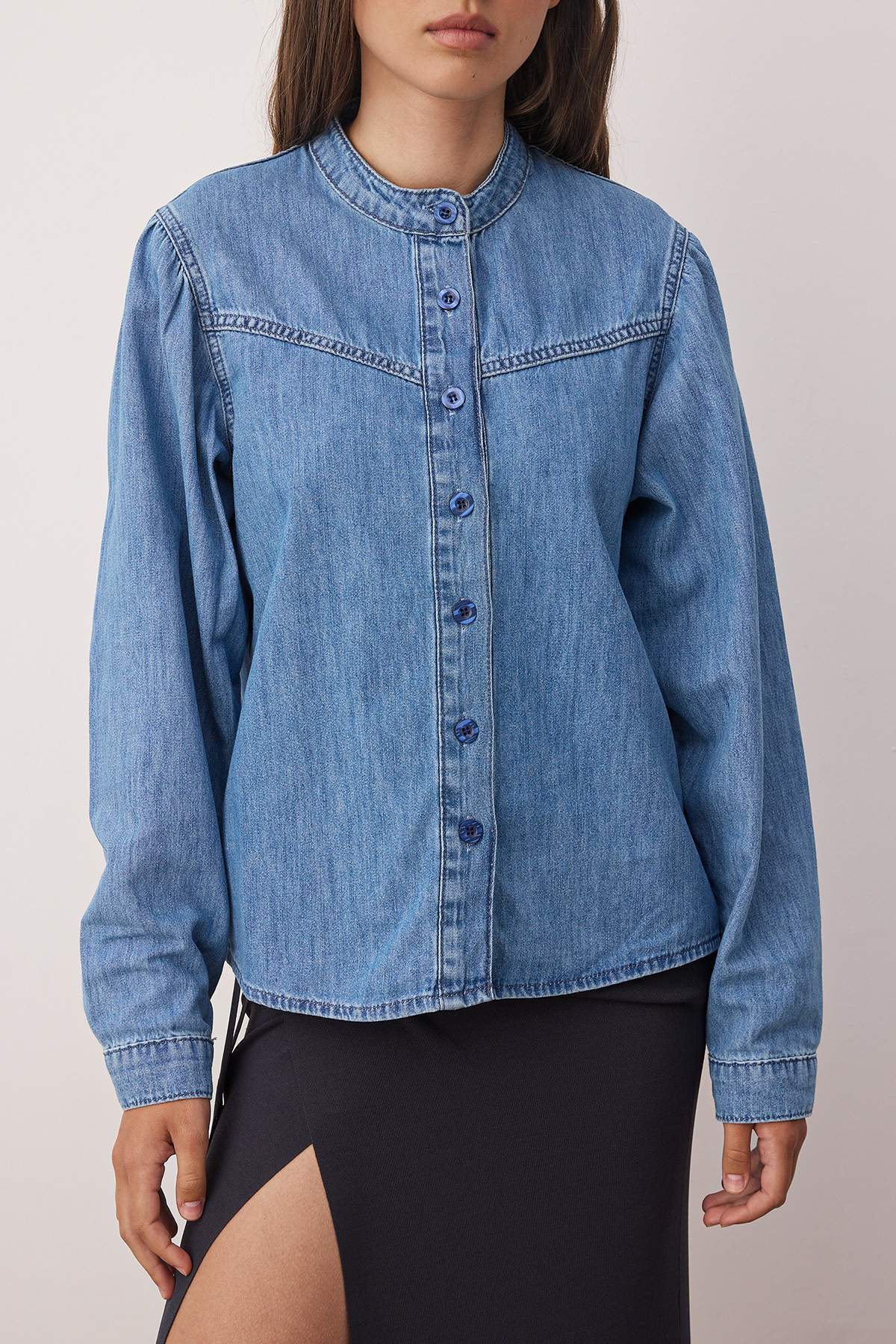 Trendyolmilla  Koyu Mavi Dikiş Detaylı Dik Yaka Denim Gömlek TWOAW26GO00016 - Görsel 3