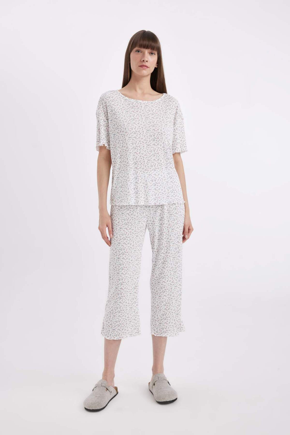 DeFacto-Set pijamale Regular Fit Top cu mâneci scurte cu imprimeu Capri Bottom-Fall in Love D1537AX24SM 1