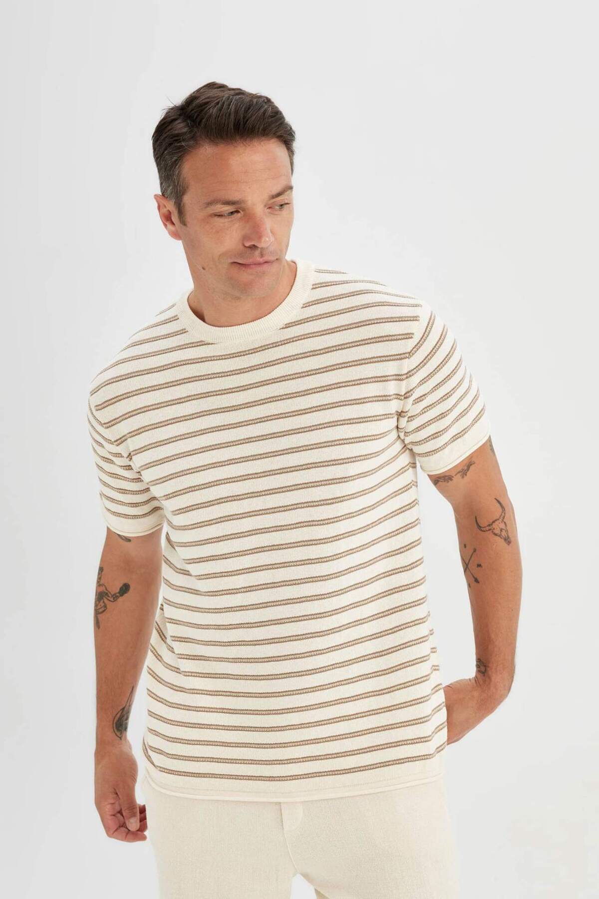 DeFacto-Gestreiftes Kurzarm-T-Shirt mit entspannter Passform C7359AX24SM 3
