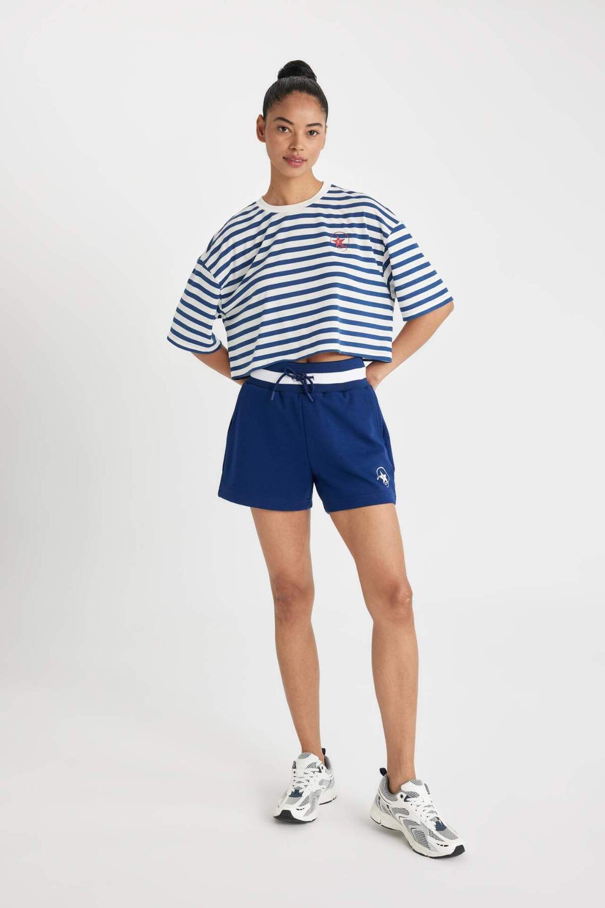 DeFacto-DeFactoFit Standard Fit bedruckte Sports-Shorts aus schwerem Stoff mit kurzen Beinen C5836AX24SM 3