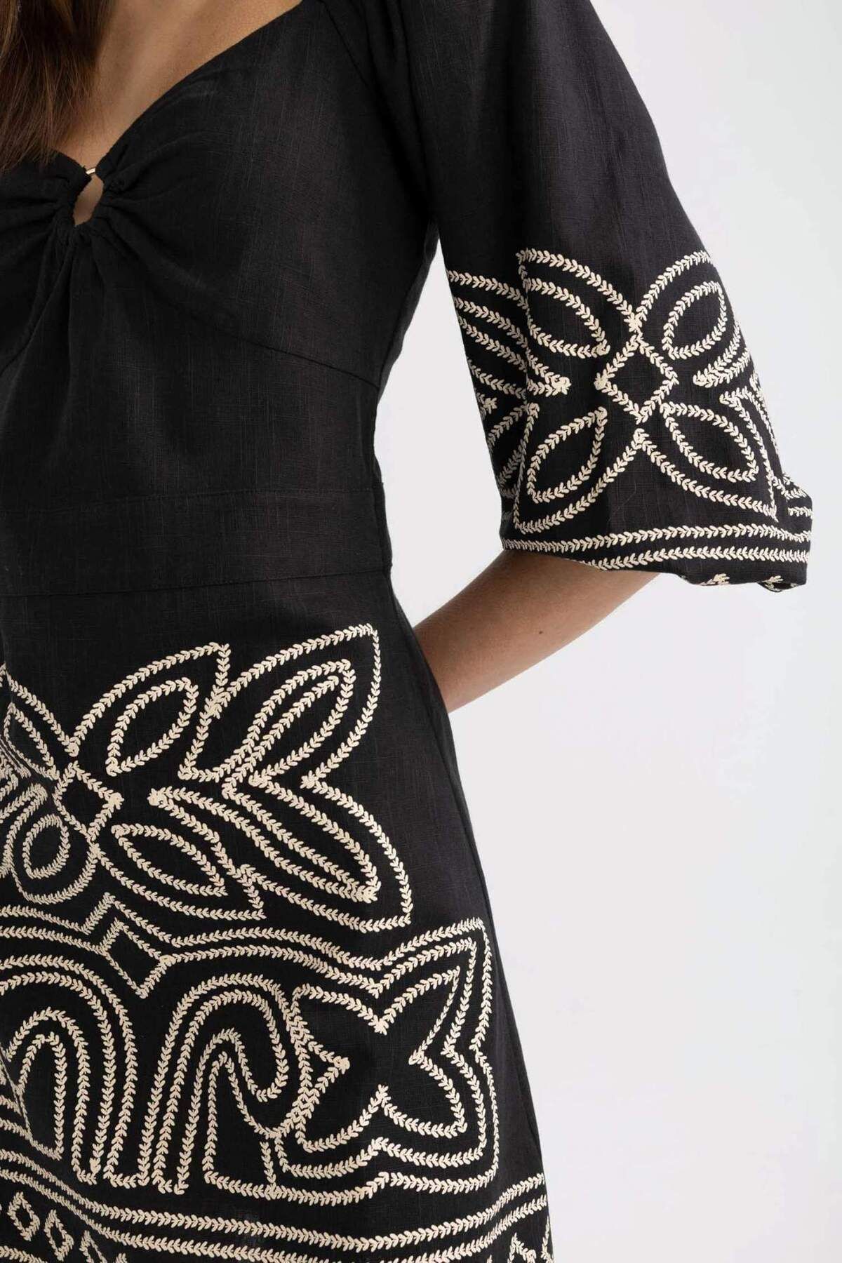 DeFacto-Minikleid in A-Linie mit herzförmigem Ausschnitt und ethnischem Muster – Halbarm B9977AX24SM 7