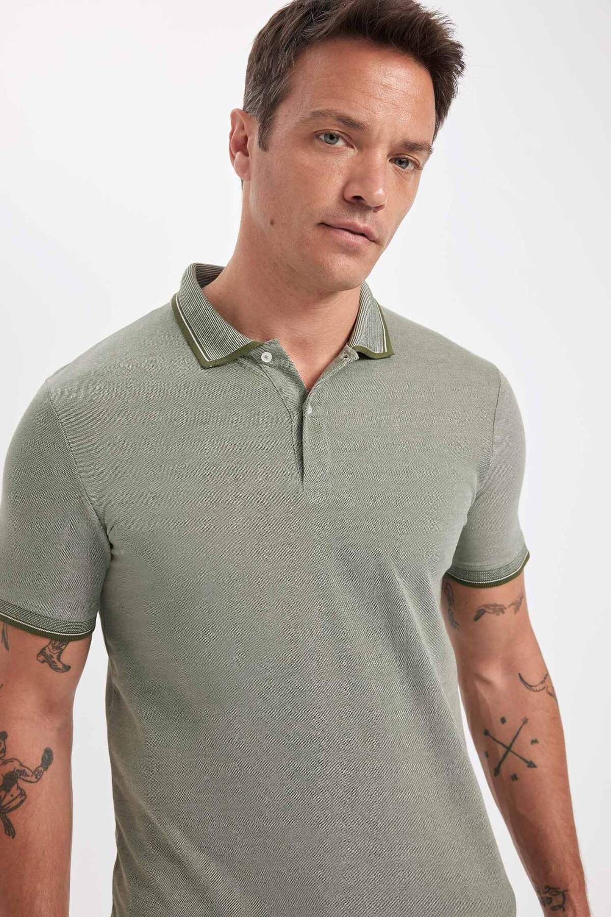 DeFacto-Schmal geschnittenes Baumwoll-T-Shirt mit Rollkragen und Ärmelbändern D0033axns 5