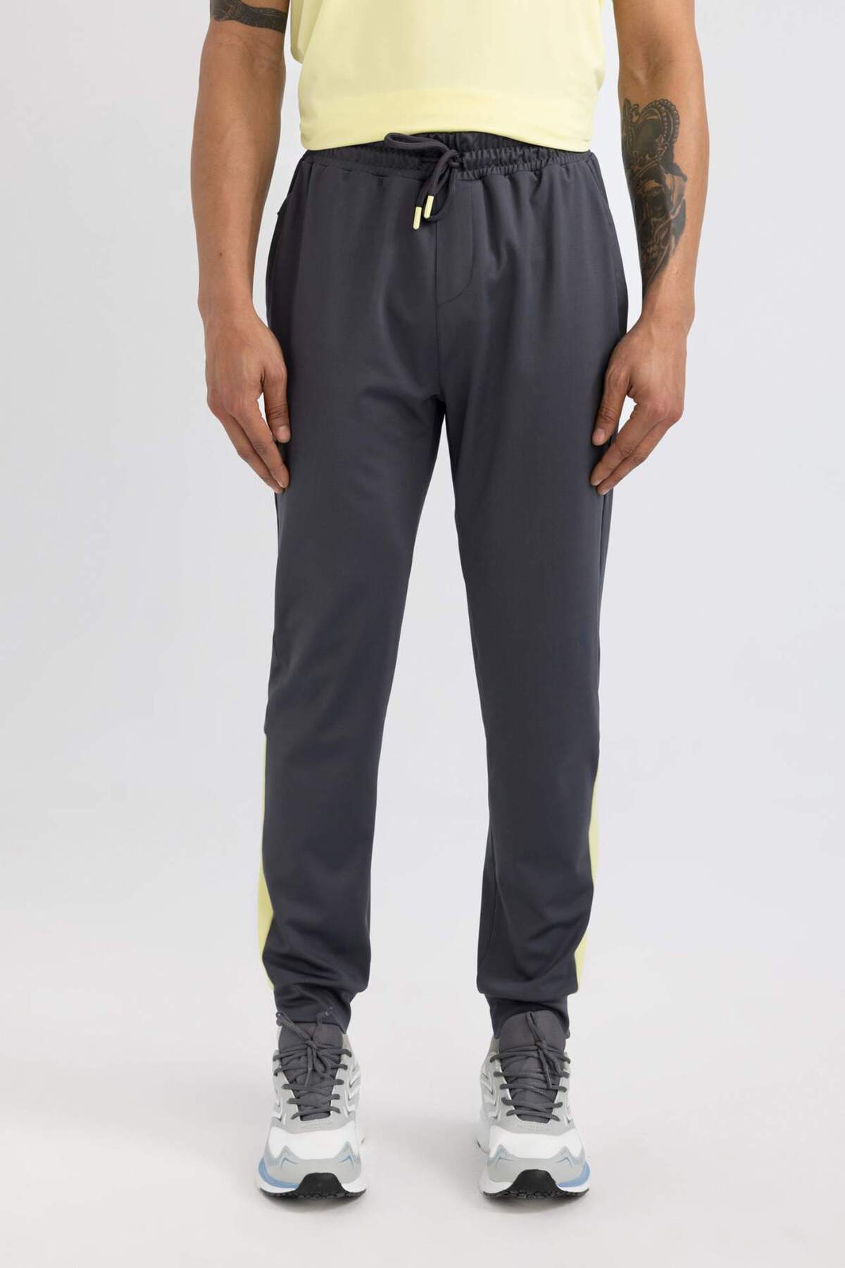 DeFacto-Tepláky DeFactoFit Jogger Standard Fit se dvěma kapsami Standardní nohavice Skuba Diver Fabric B5146AX24SP 4