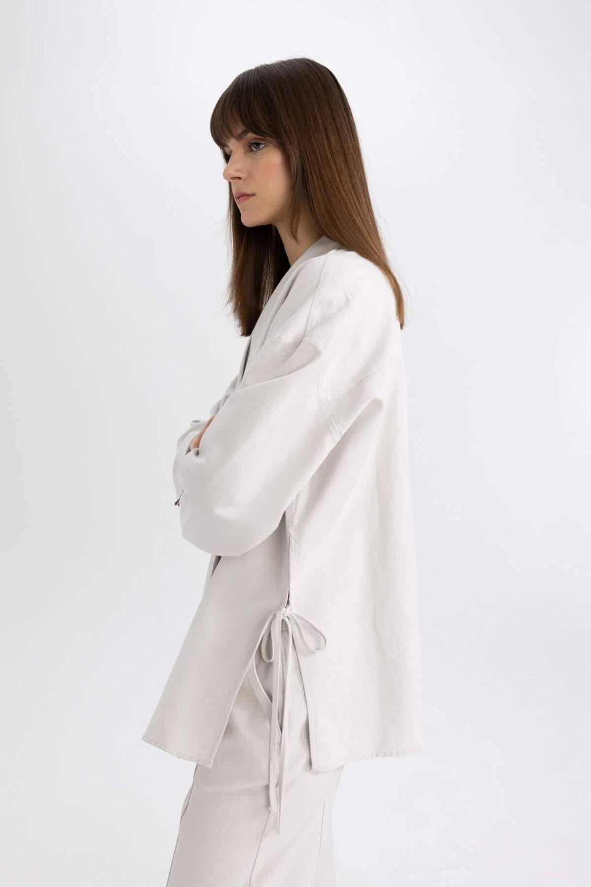 DeFacto-Relaxed Fit Kimono aus Leinenmischung mit V-Ausschnitt C0300AX24SP 4