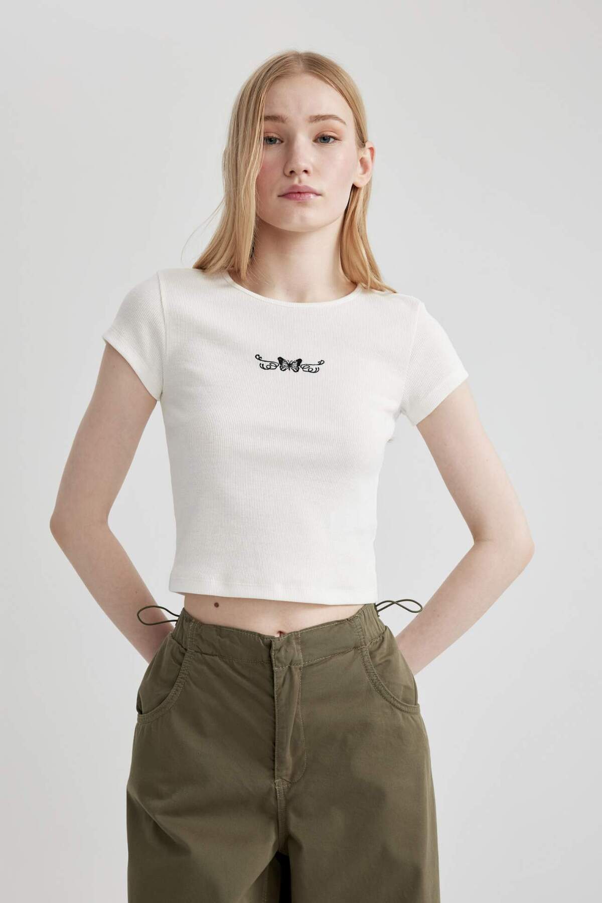 DeFacto-Coool Tailliertes, besticktes, geripptes Camisole-Kurzarm-T-Shirt C3192AX24SP 3