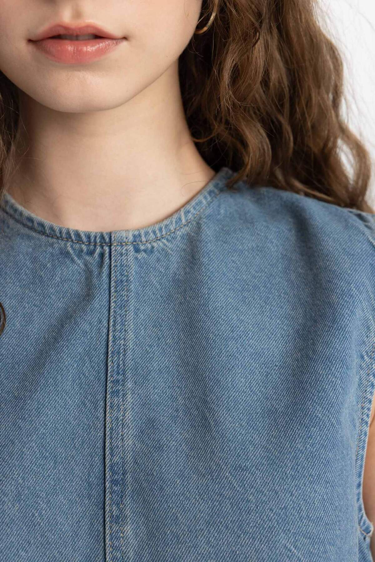 DeFacto-Crop Back Low Cut Jean Bluse C1420AX24SM 4