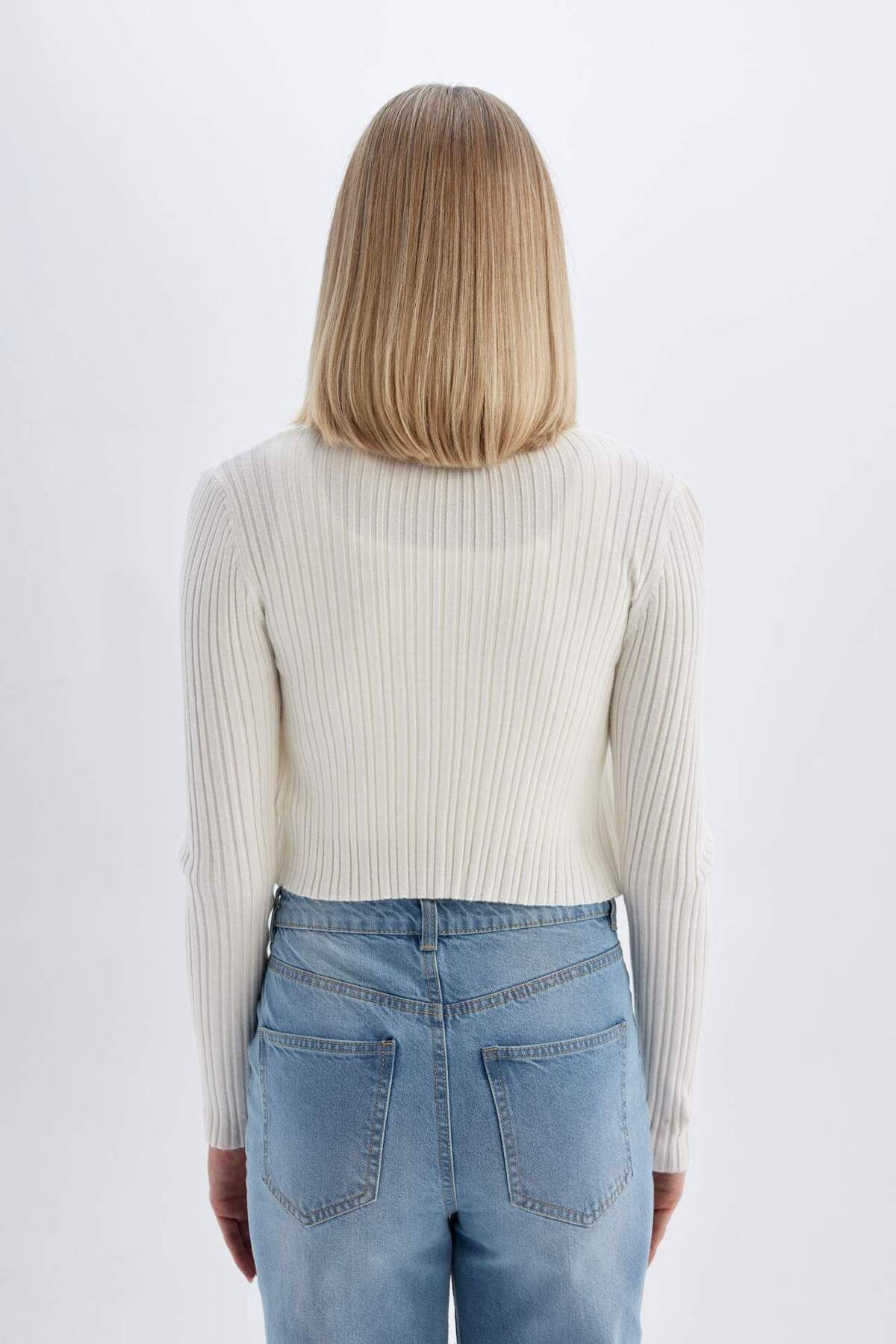 DeFacto-Coool Regular Fit Crop Buttoned V-Neck Knitwear Cardigan A2076Ax24Sp 6