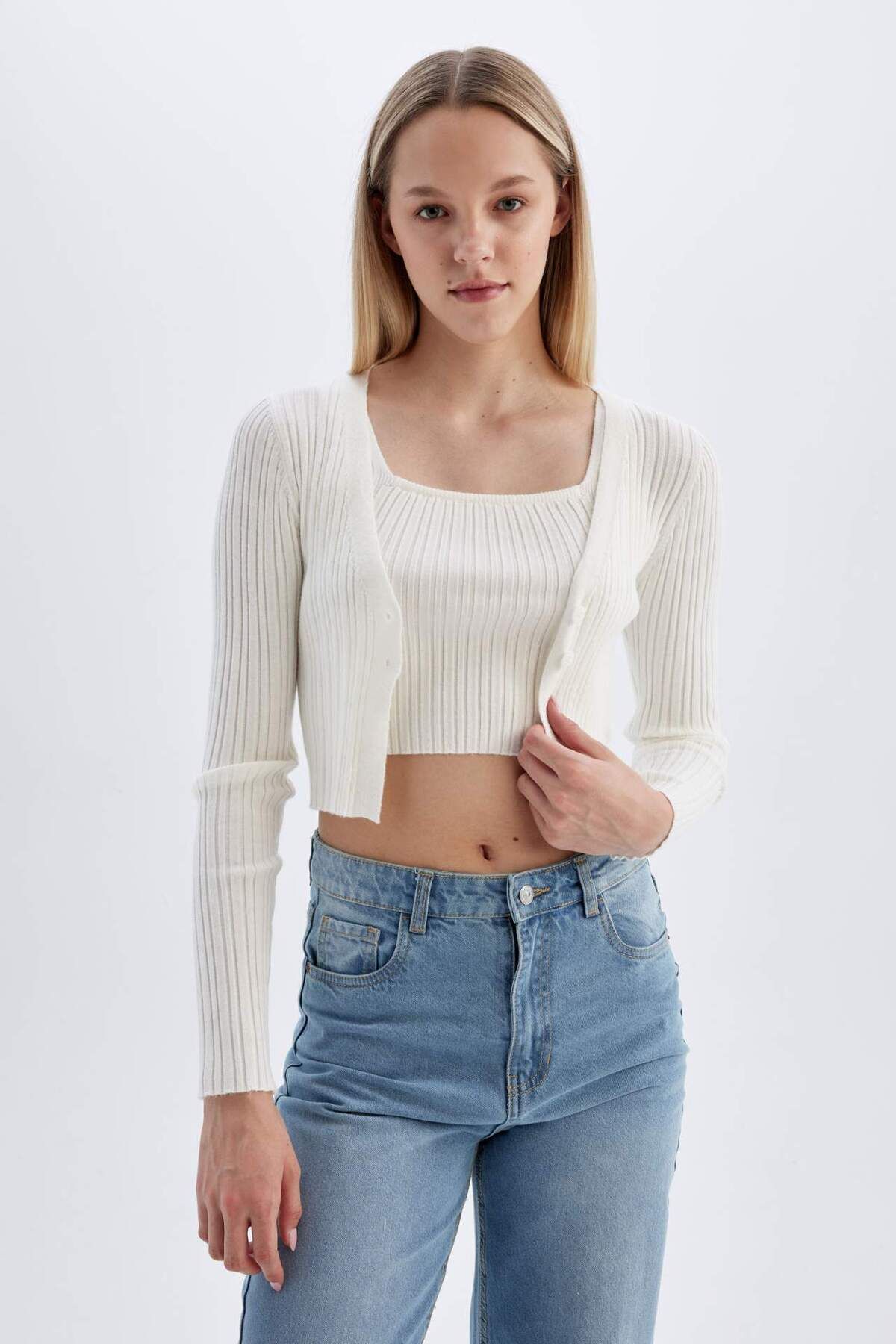 DeFacto-Coool Regular Fit Crop Buttoned V-Neck Knitwear Cardigan A2076Ax24Sp 5