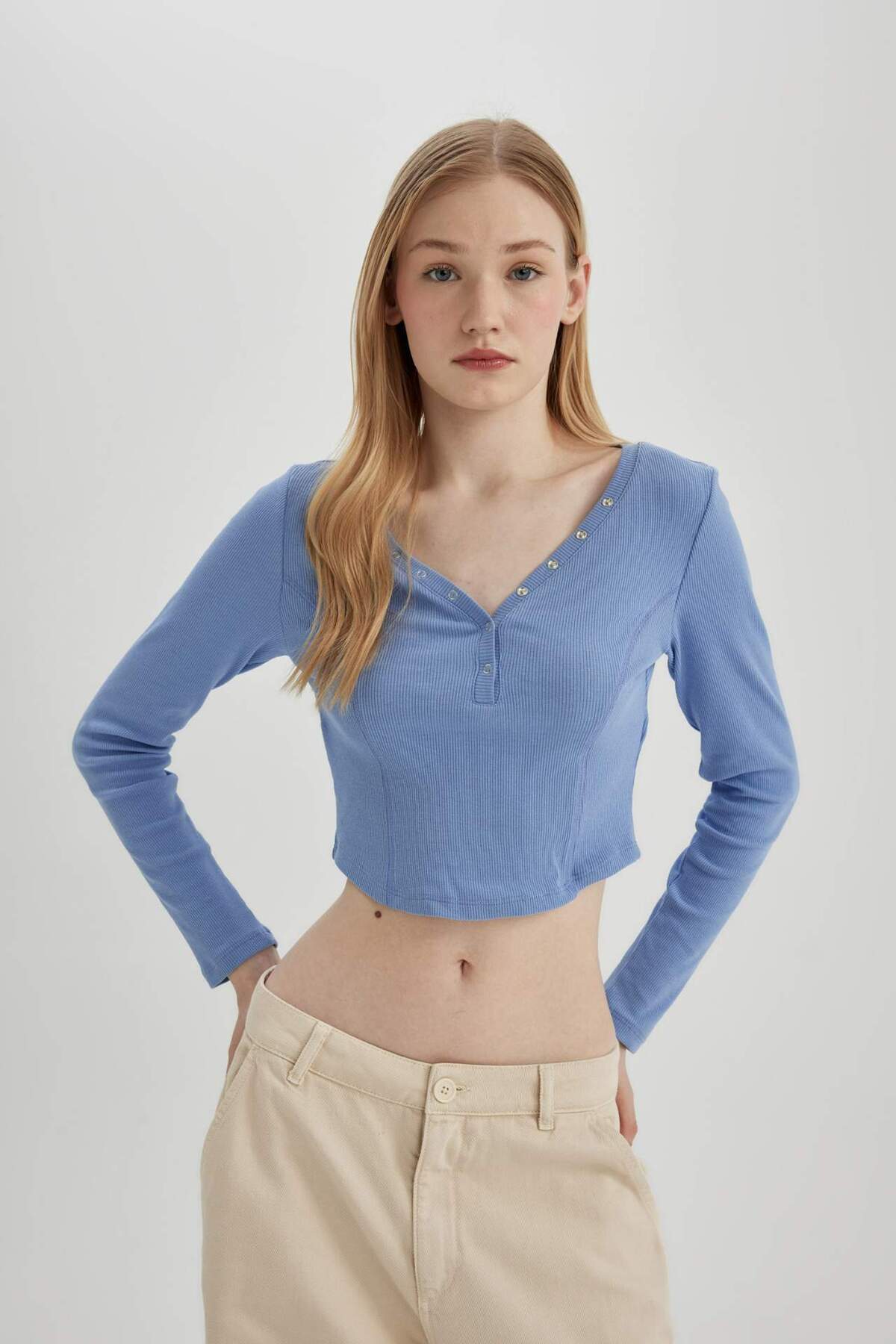 DeFacto-Tricou cu mânecă lungă, crop, cu decolteu în V, cu șnur C4399AX24SP 1